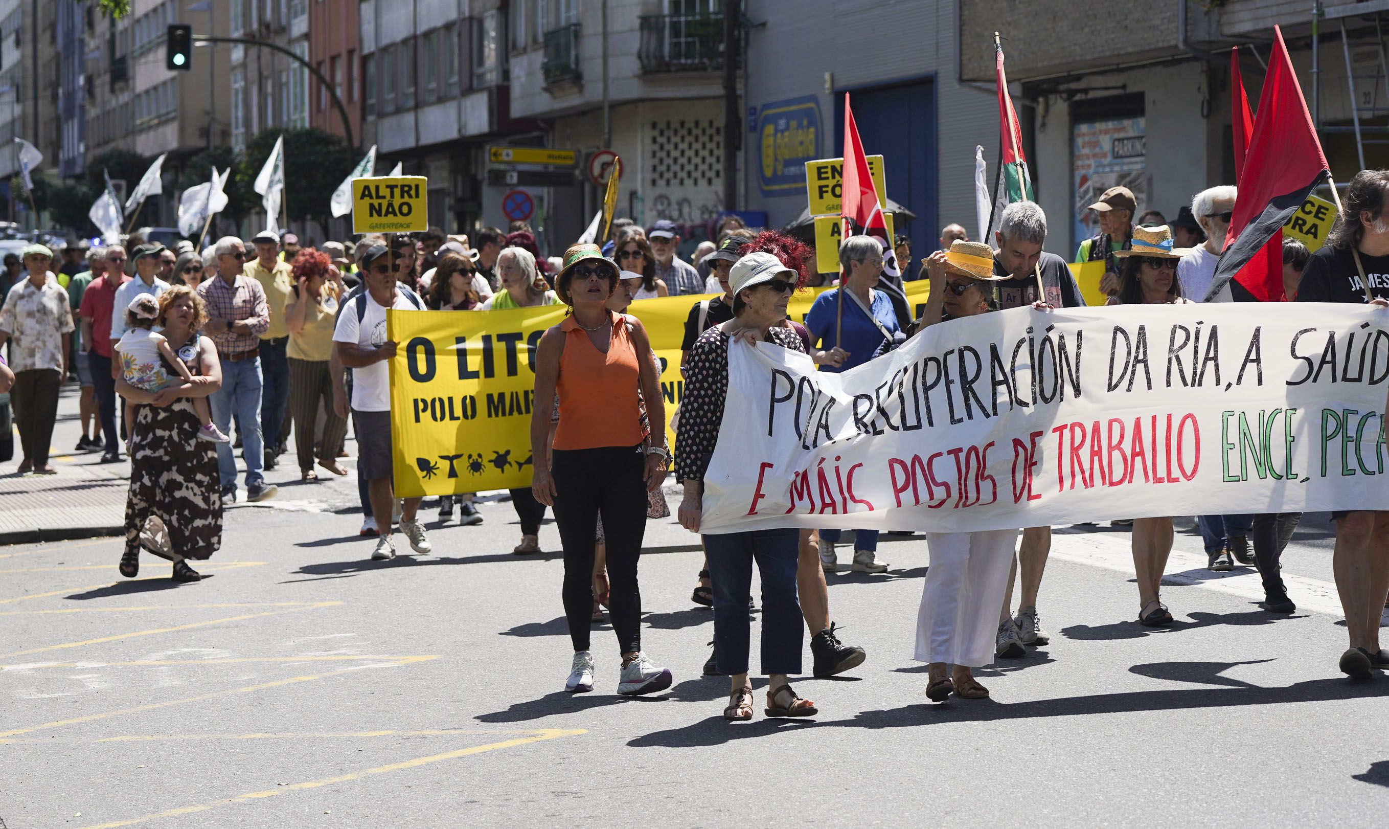 "Mani-Fiesta" por el archivo de ALTRI y el cierre de Ence "Mani-Fiesta" por el archivo de ALTRI y el cierre de Ence