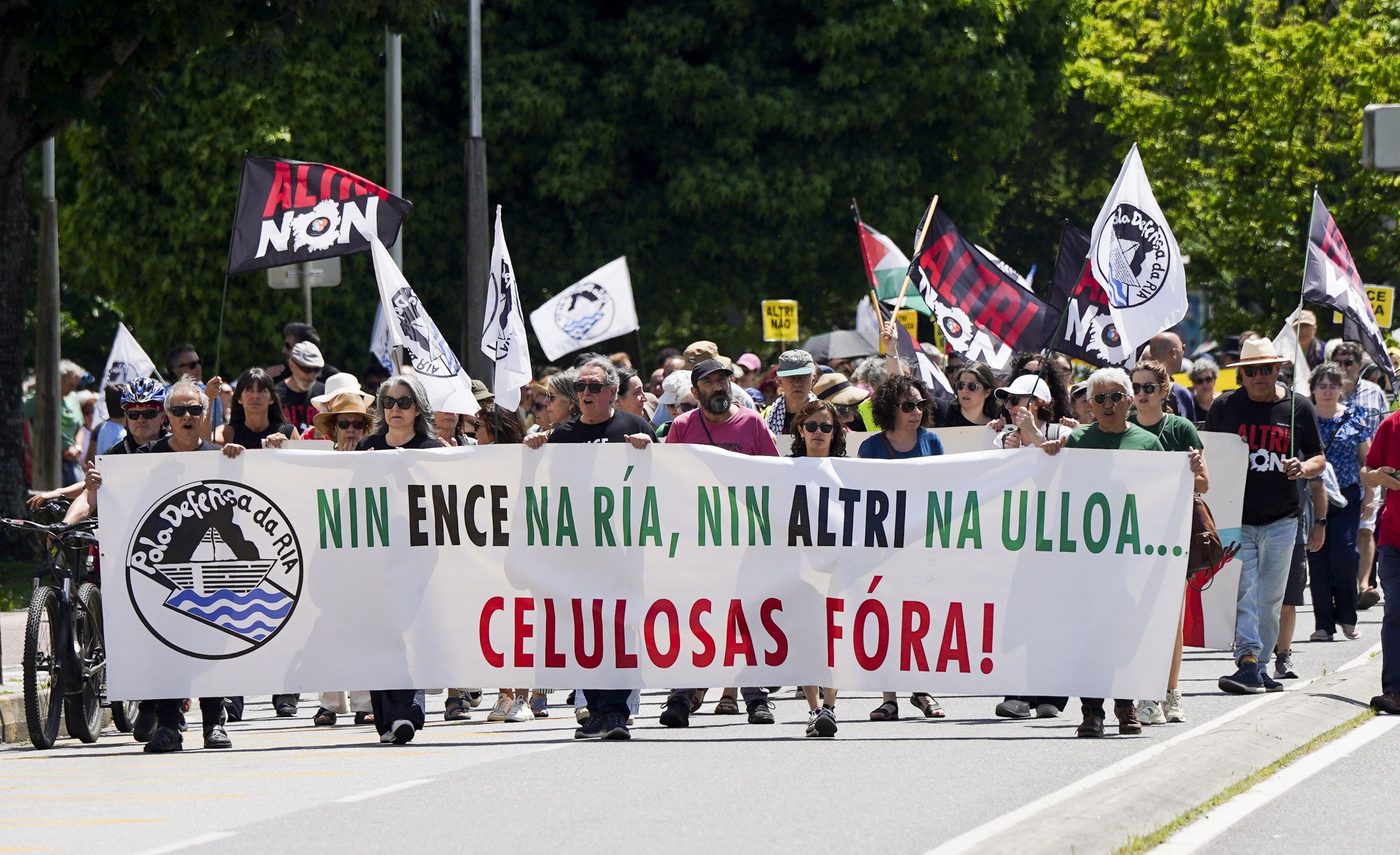 "Mani-Fiesta" por el archivo de ALTRI y el cierre de Ence "Mani-Fiesta" por el archivo de ALTRI y el cierre de Ence