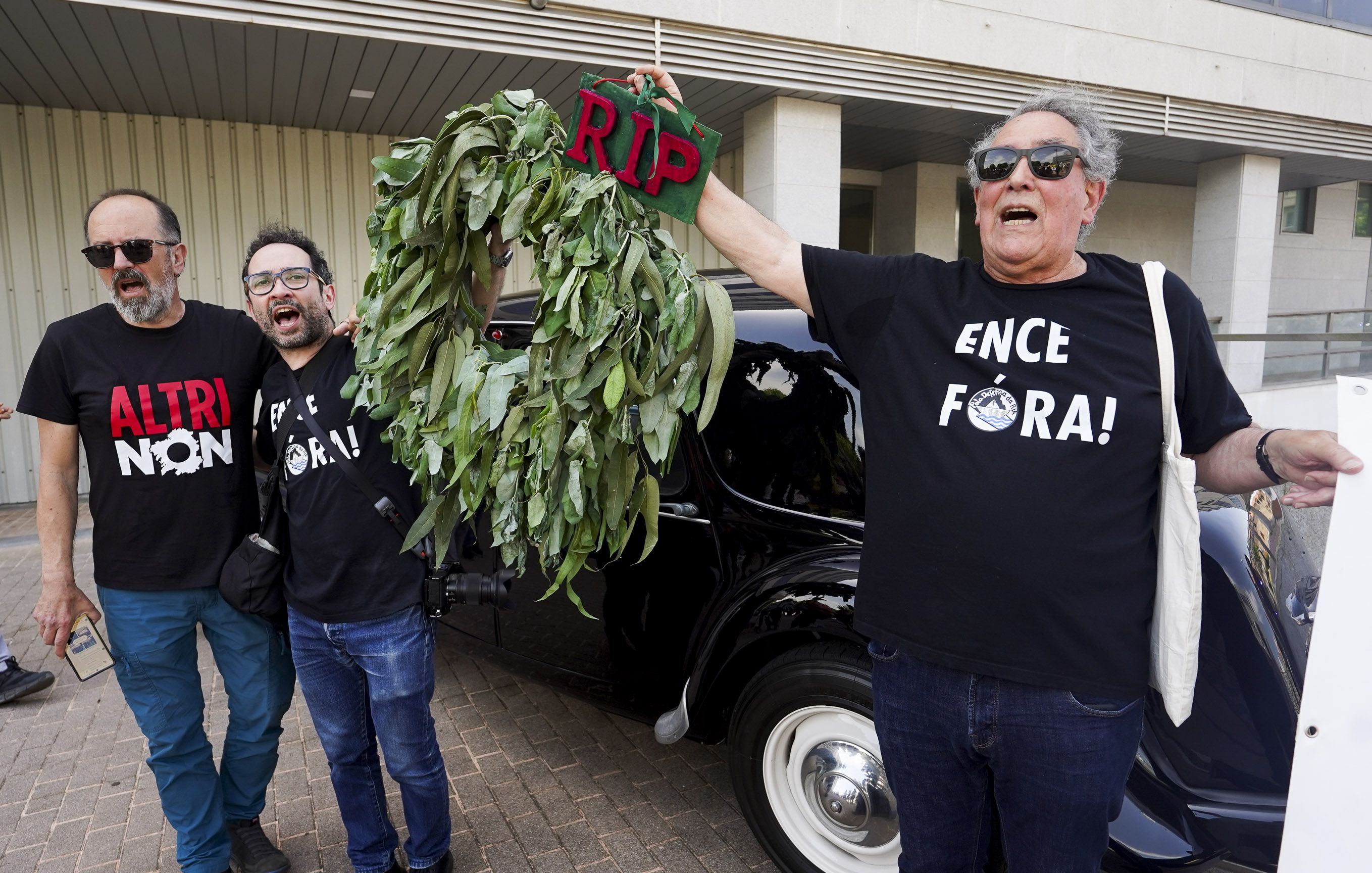 "Mani-Fiesta" por el archivo de ALTRI y el cierre de Ence "Mani-Fiesta" por el archivo de ALTRI y el cierre de Ence