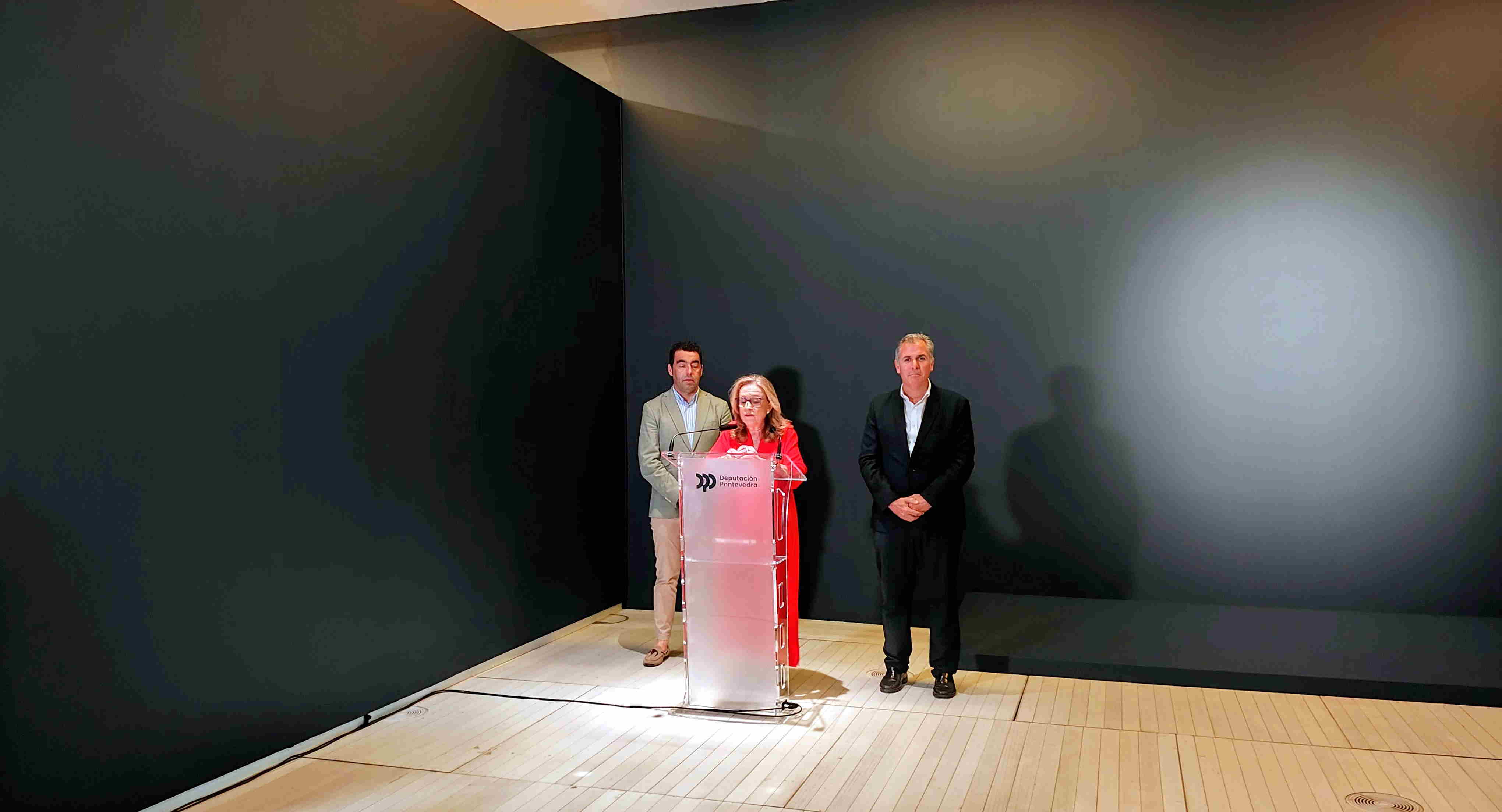 Luis López, Ángeles Tilve y Rafa Domínguez en la sala donde se exhibirá la obra de Castelao