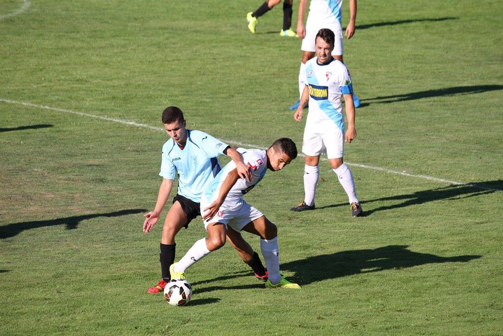 Grego nunha acción do partido entre Arosa e Atlético Riveira