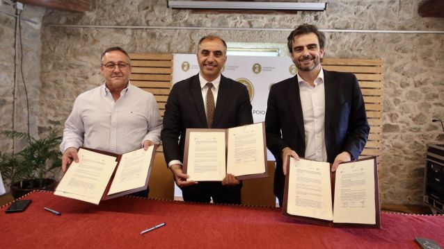 Firma del convenio para implantar dos nuevas líneas de autobús en Poio