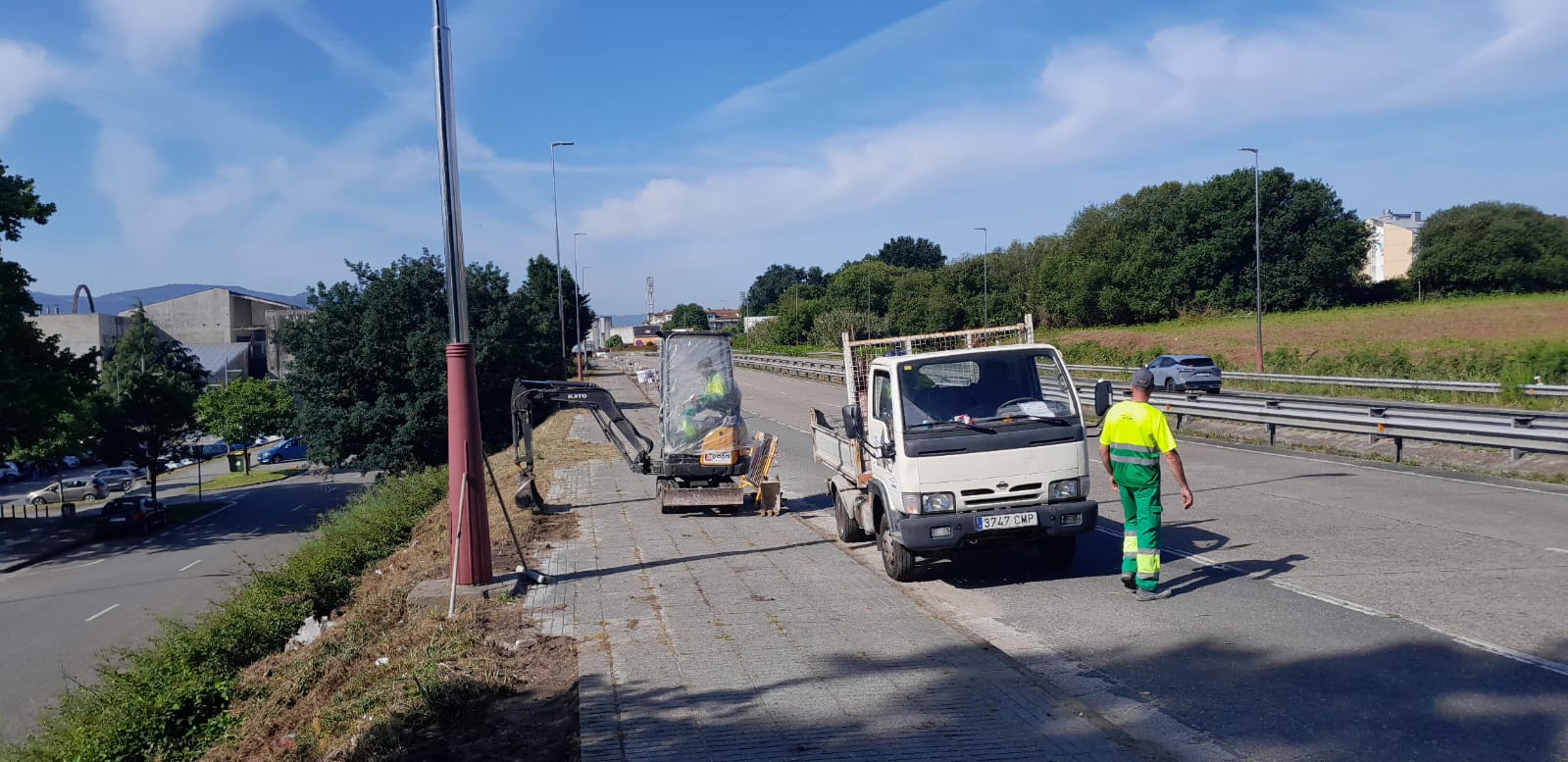 Intervención para arranxar o mal estado das beirarrúas na Avenida de Compostela