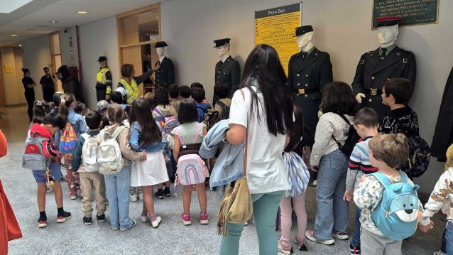 Alumnado na Comandancia da Garda Civil