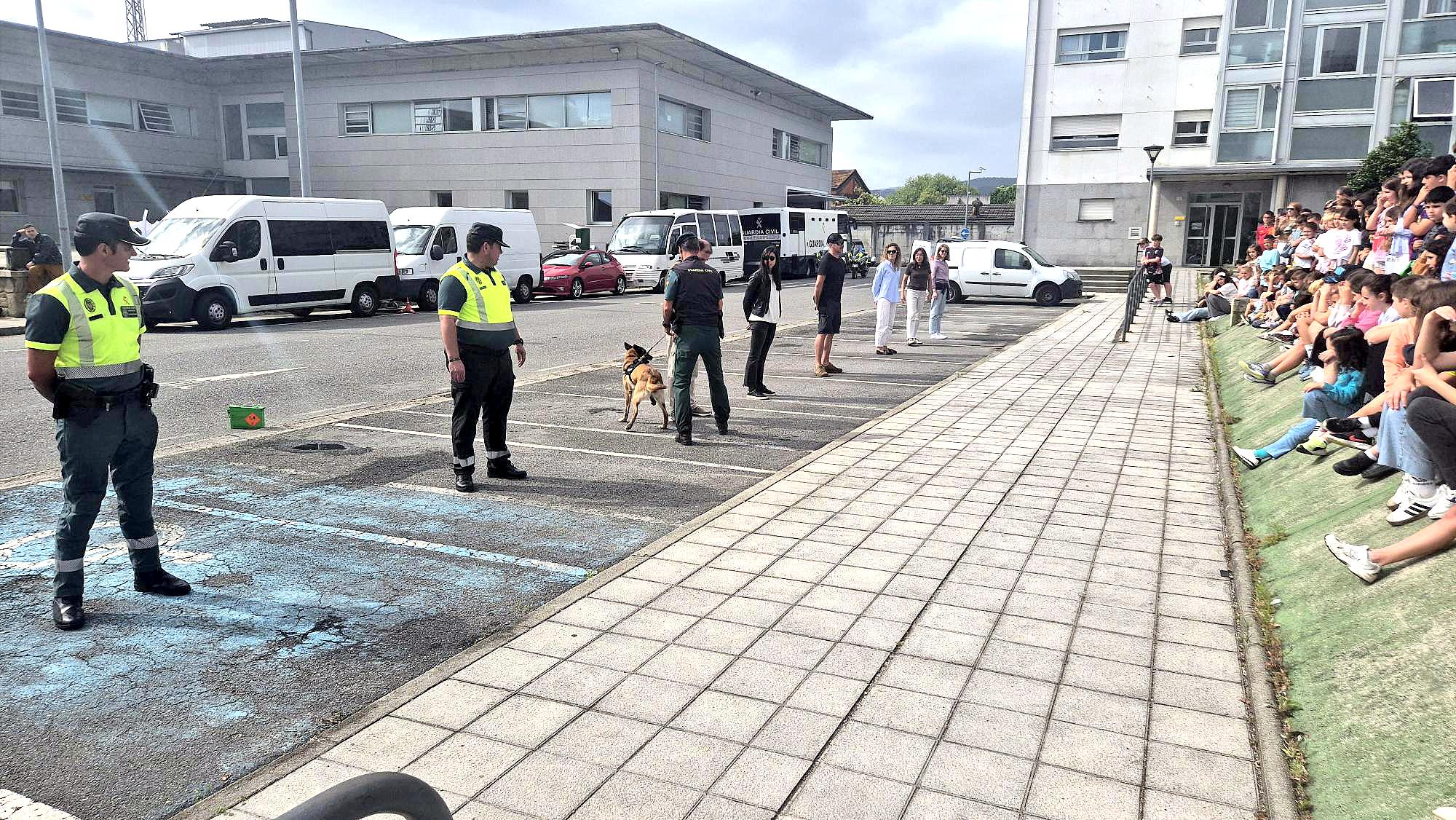 Escolares na Comandancia da Garda Civil de Pontevedra