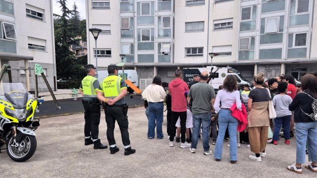 Visita de escolares á Comandancia da Garda Civil