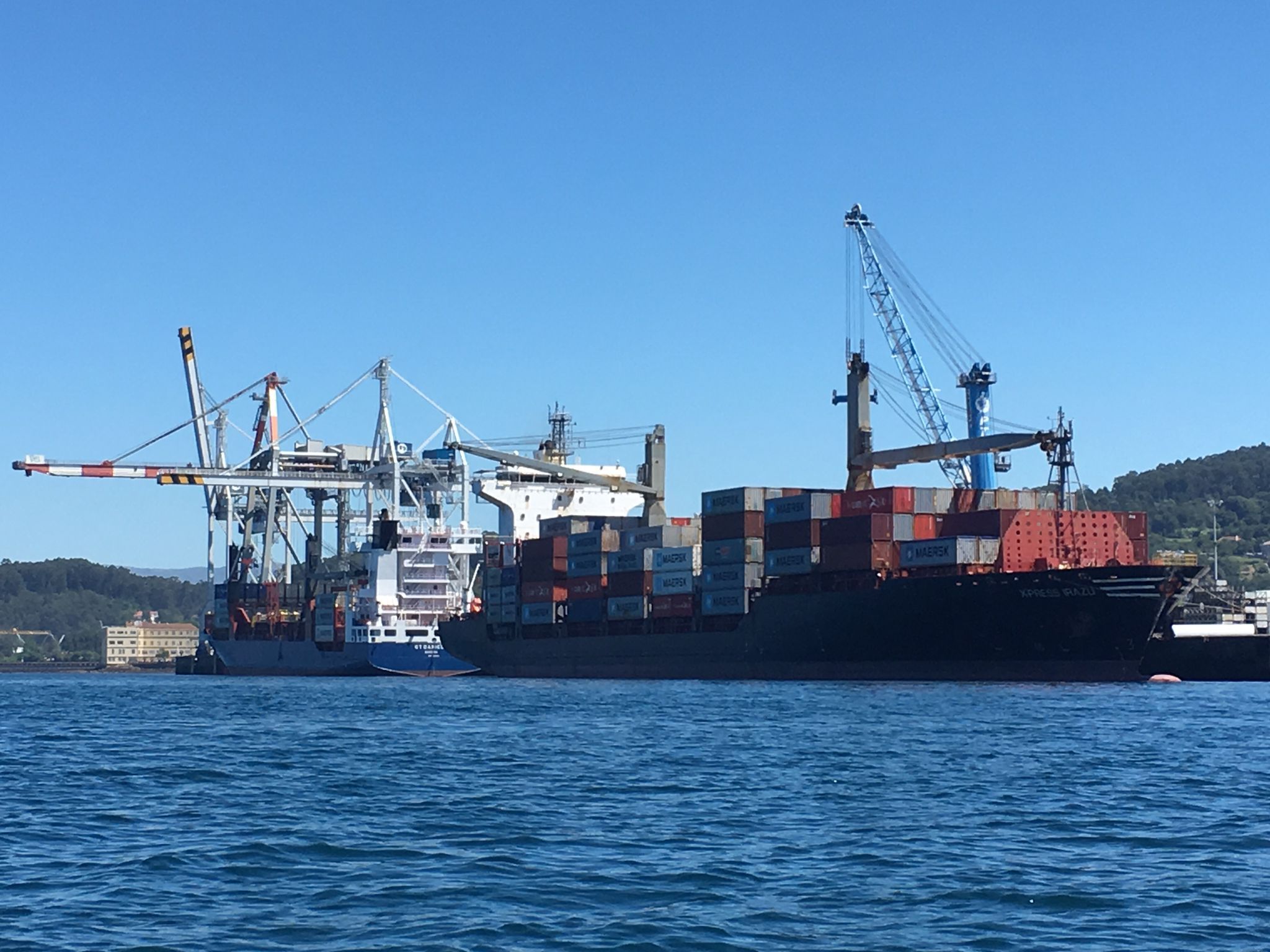Barco operando en el puerto de Marín