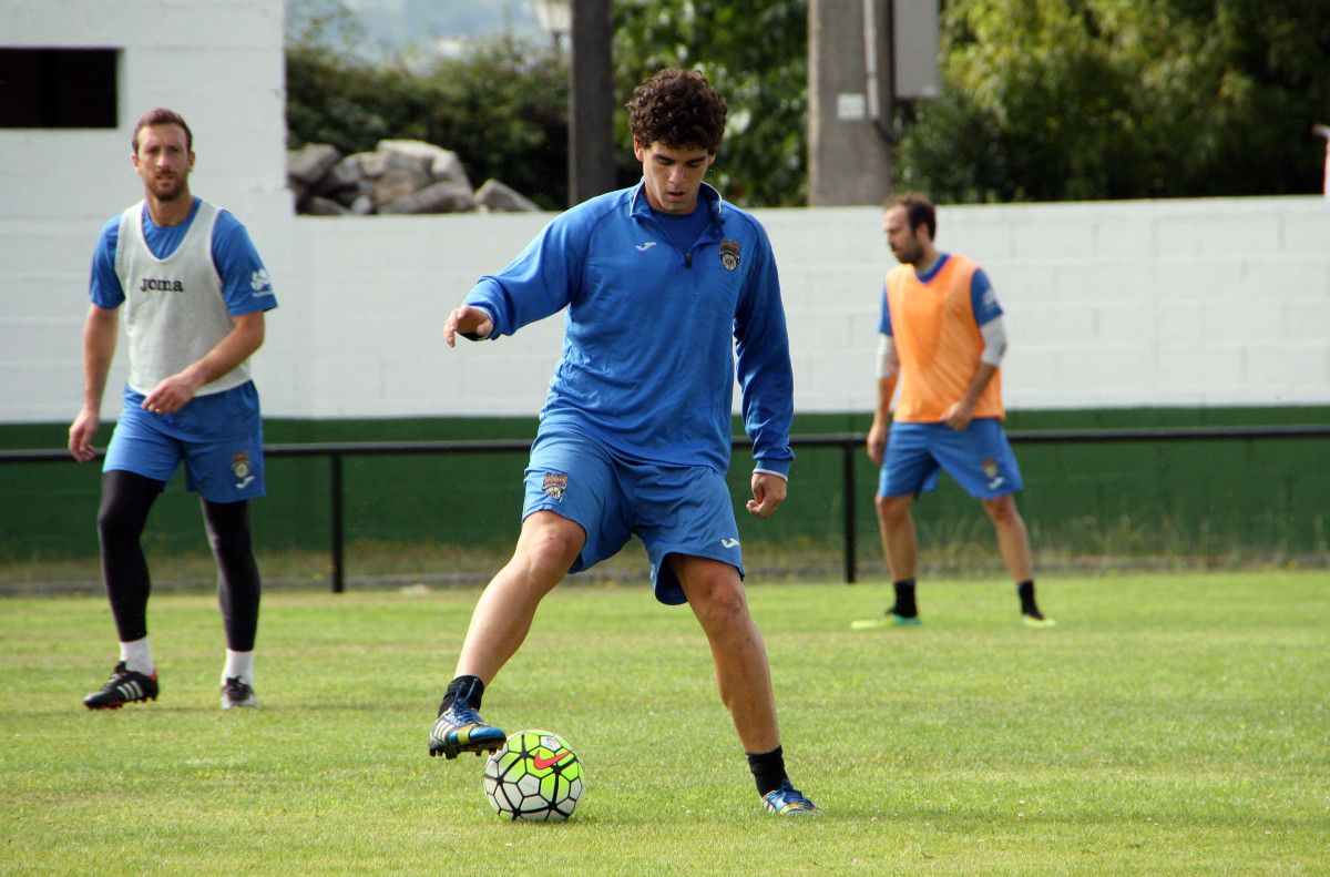 Tomás, en un entrenamiento del Pontevedra en el campo de A Seca, en Poio