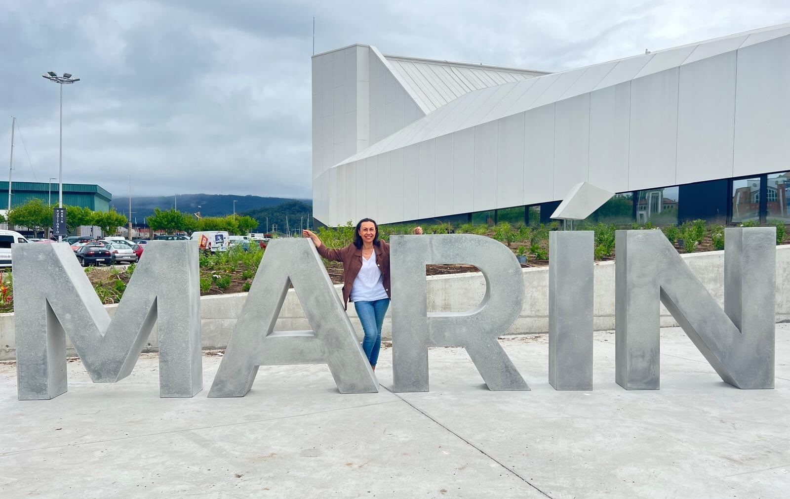 Letras de formigón co nome de Marín