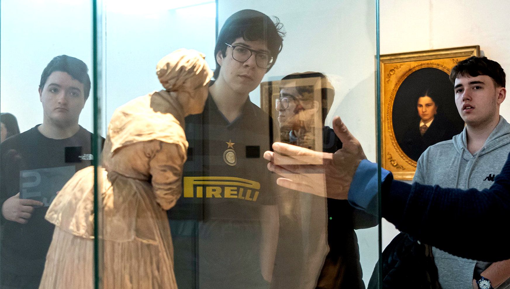 Persoas observando unha obra artística no Museo