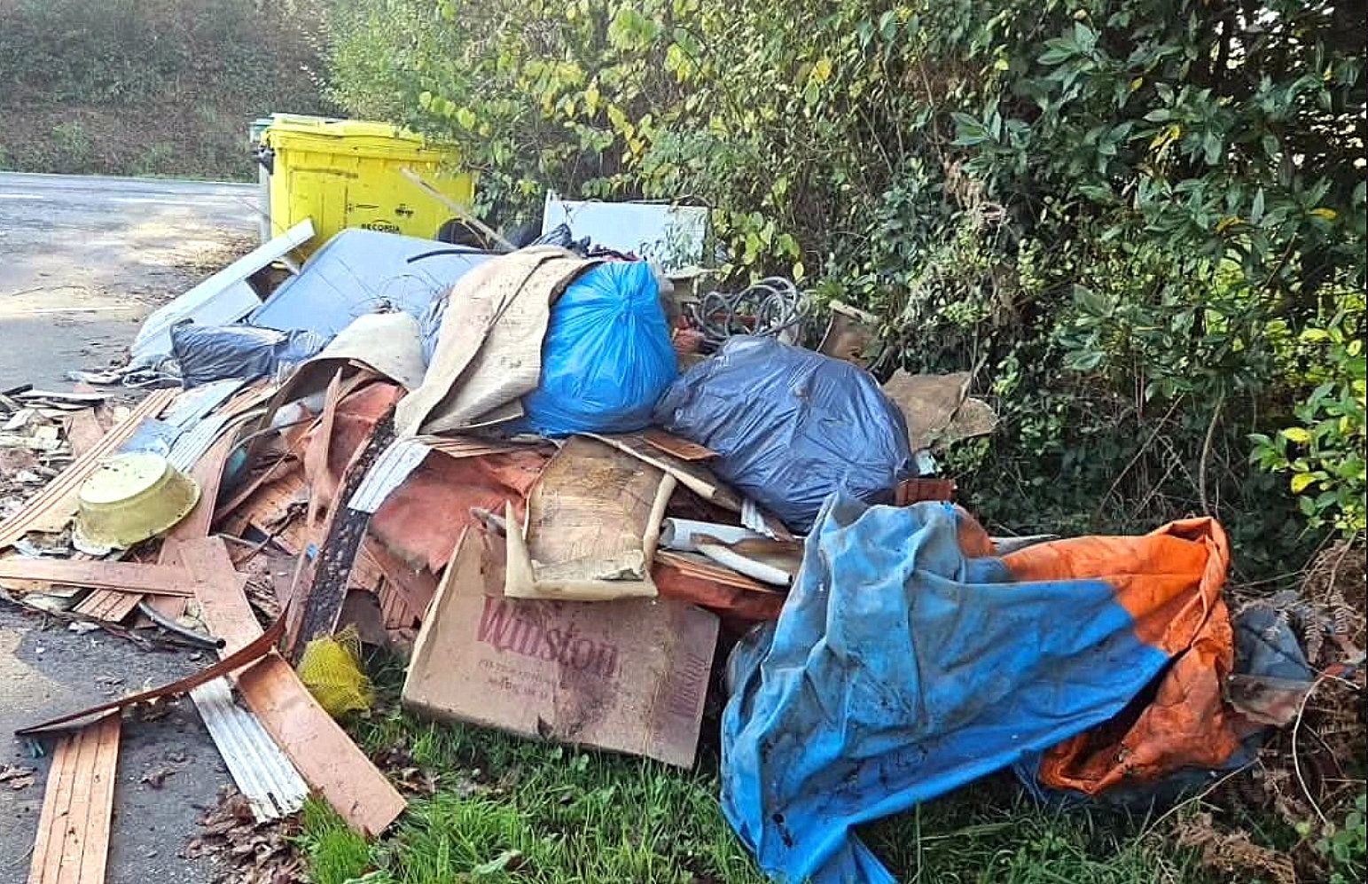 Vertedura de lixo na Gándara en Cuntis