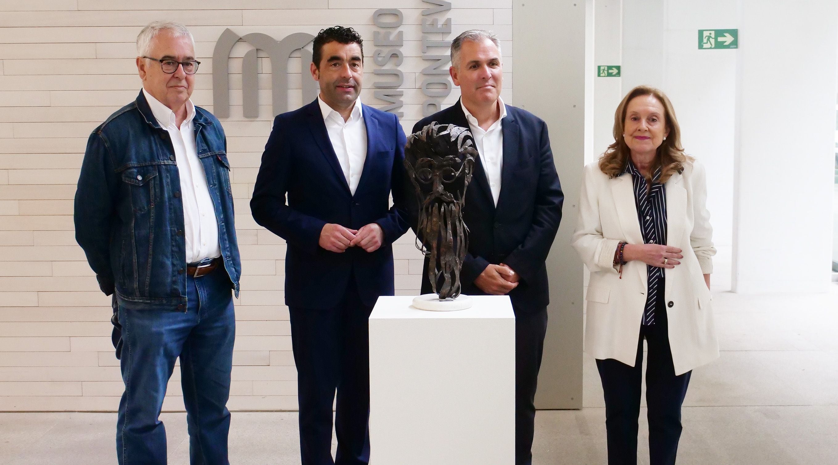 Javier del Valle-Inclán (á esquerda) cos representantes do Museo e a Deputación de Pontevedra