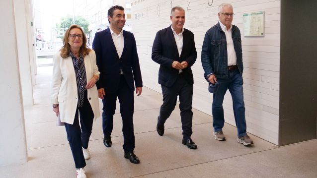 Javier del Valle-Inclán (a la derecha) con los representantes del Museo y la Deputación de Pontevedra