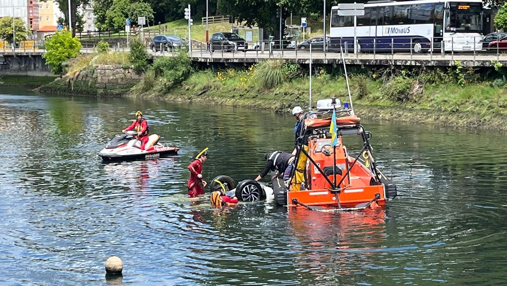 Cae un coche al mar en As Corvaceiras