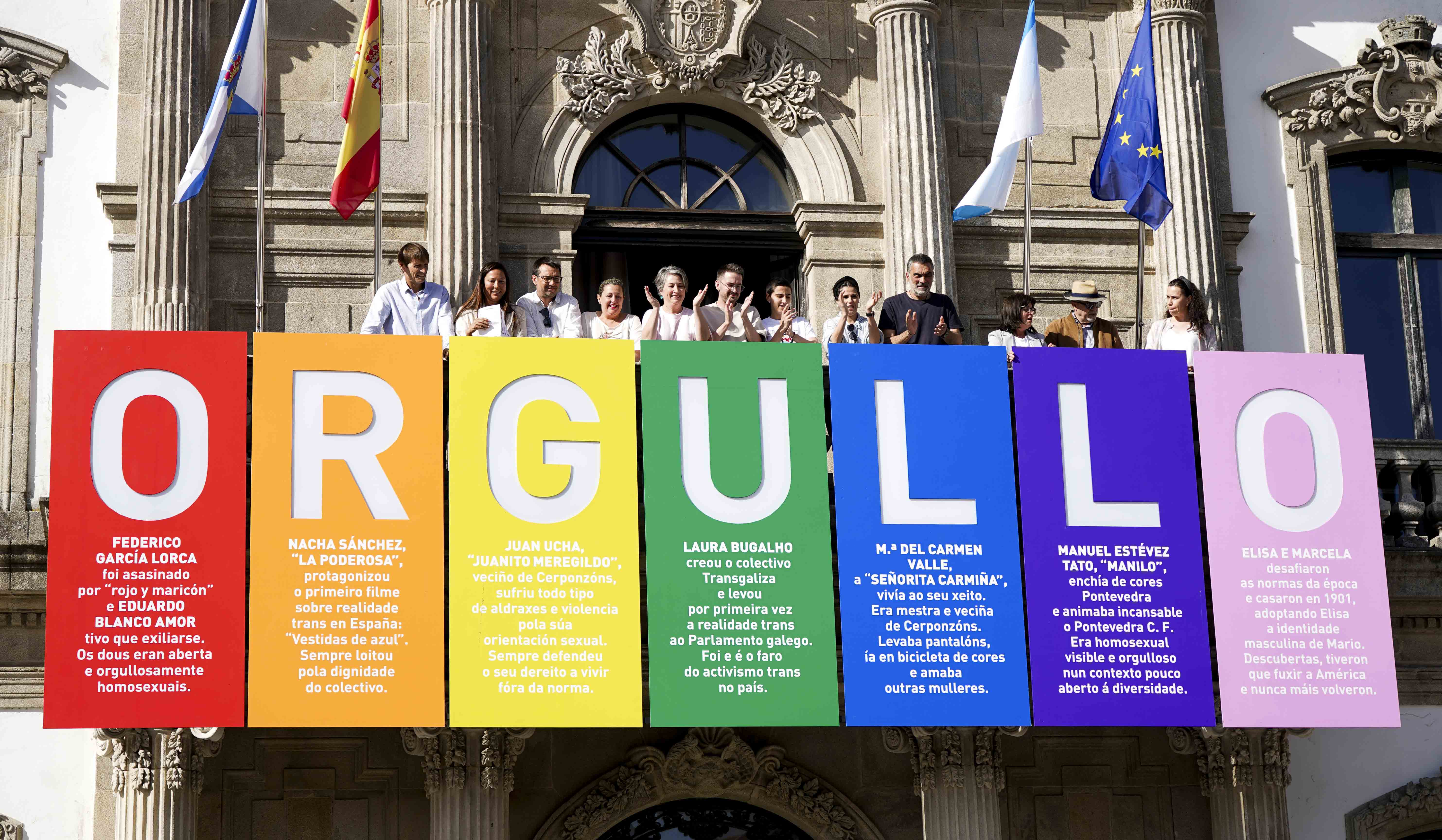 Despliegue de la pancarta del Orgullo PTV+