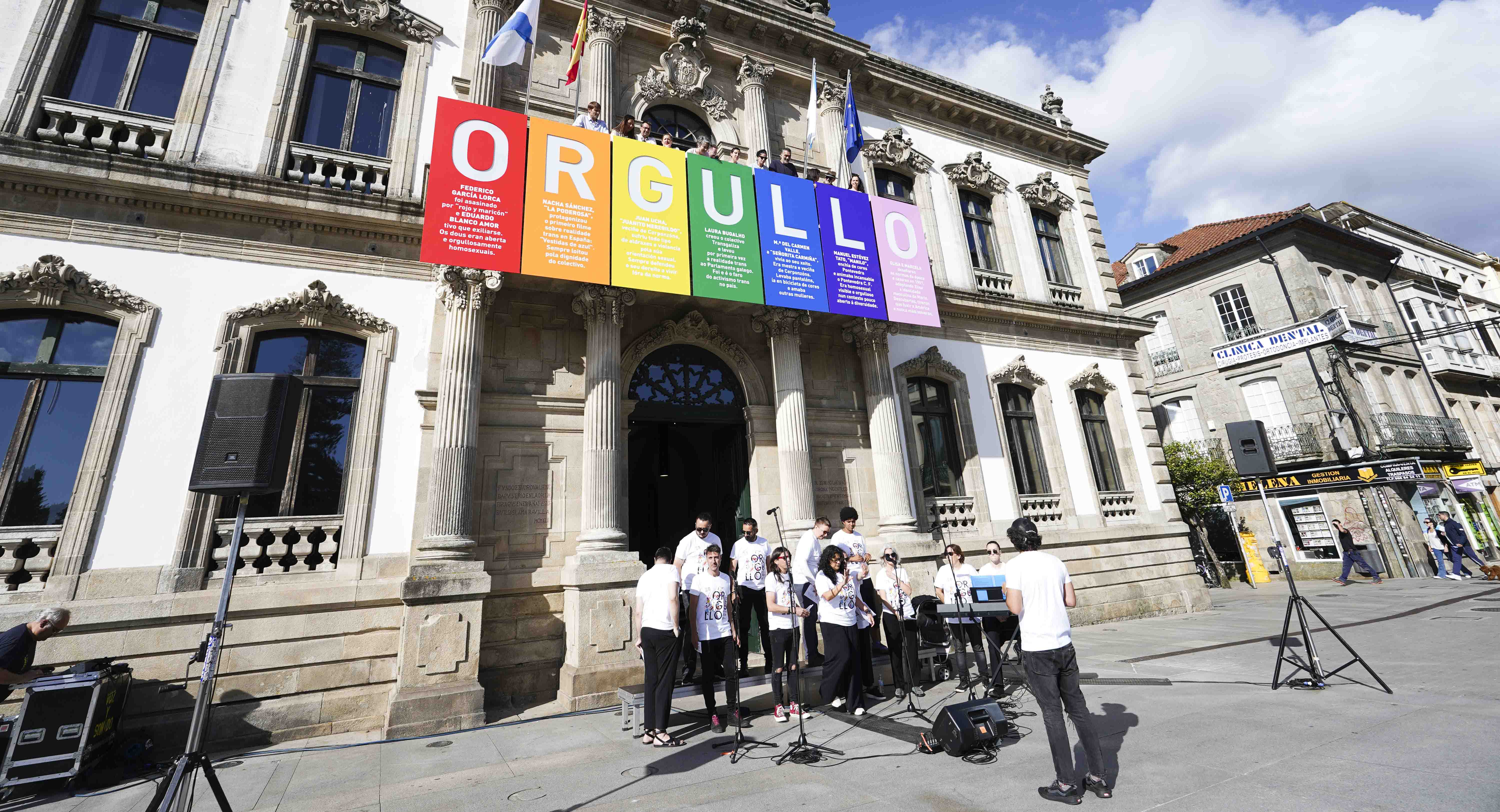 Despliegue de la pancarta del Orgullo PTV+