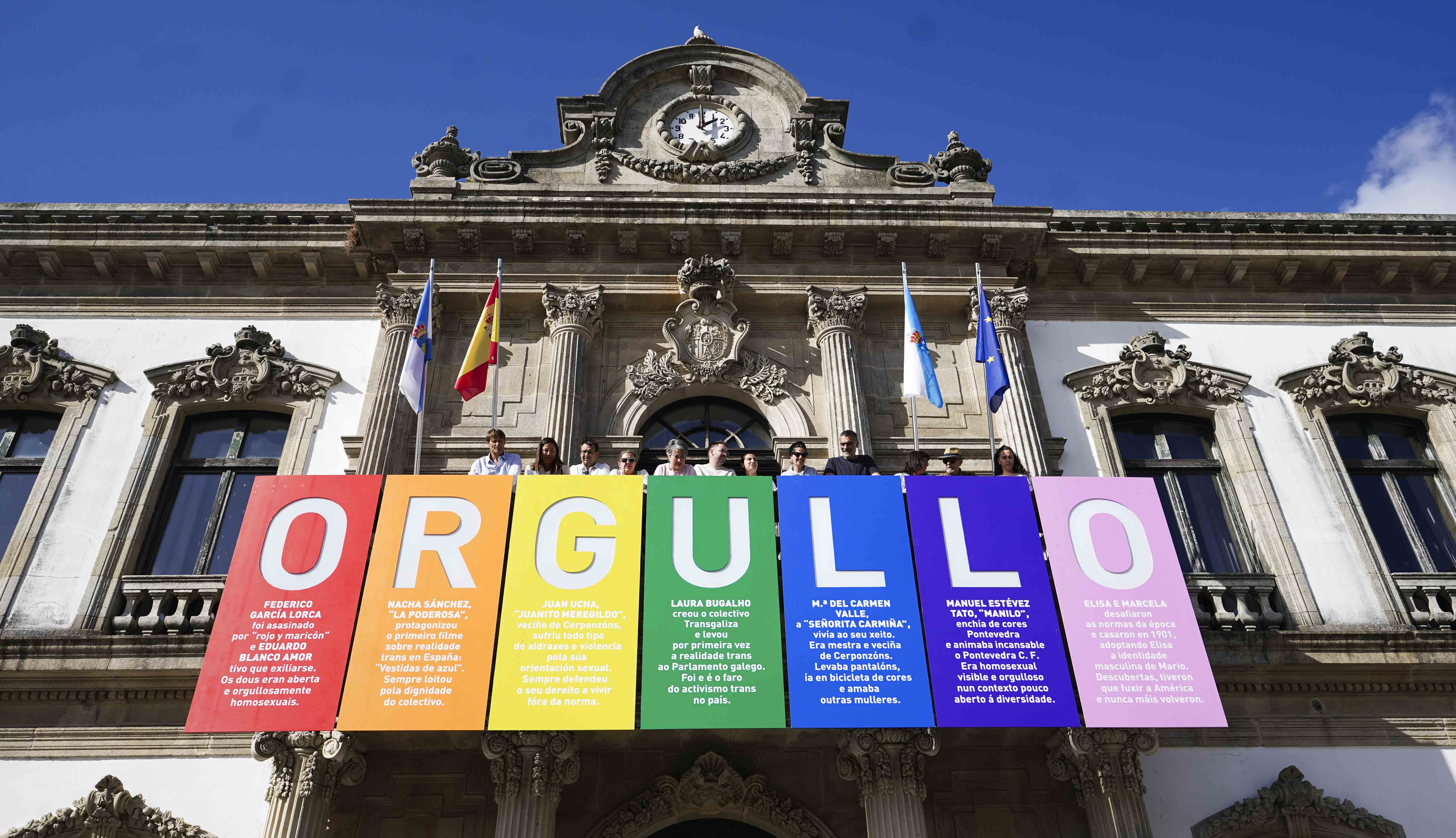 Despliegue de la pancarta del Orgullo PTV+