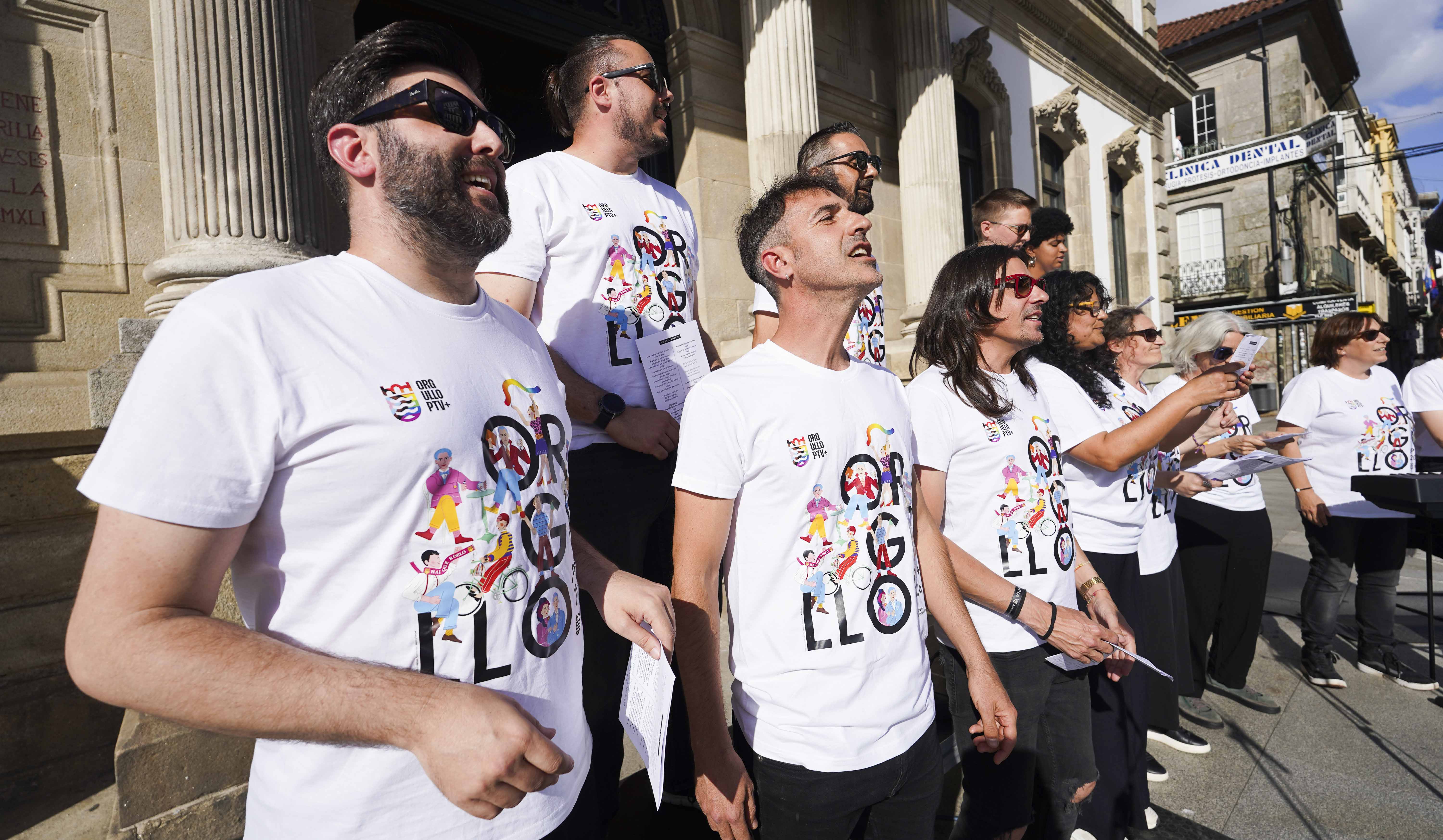 Despliegue de la pancarta del Orgullo PTV+