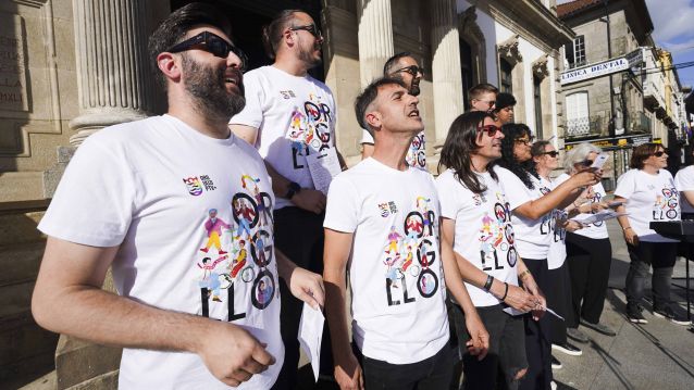 Despregamento da pancarta do Orgullo PTV+