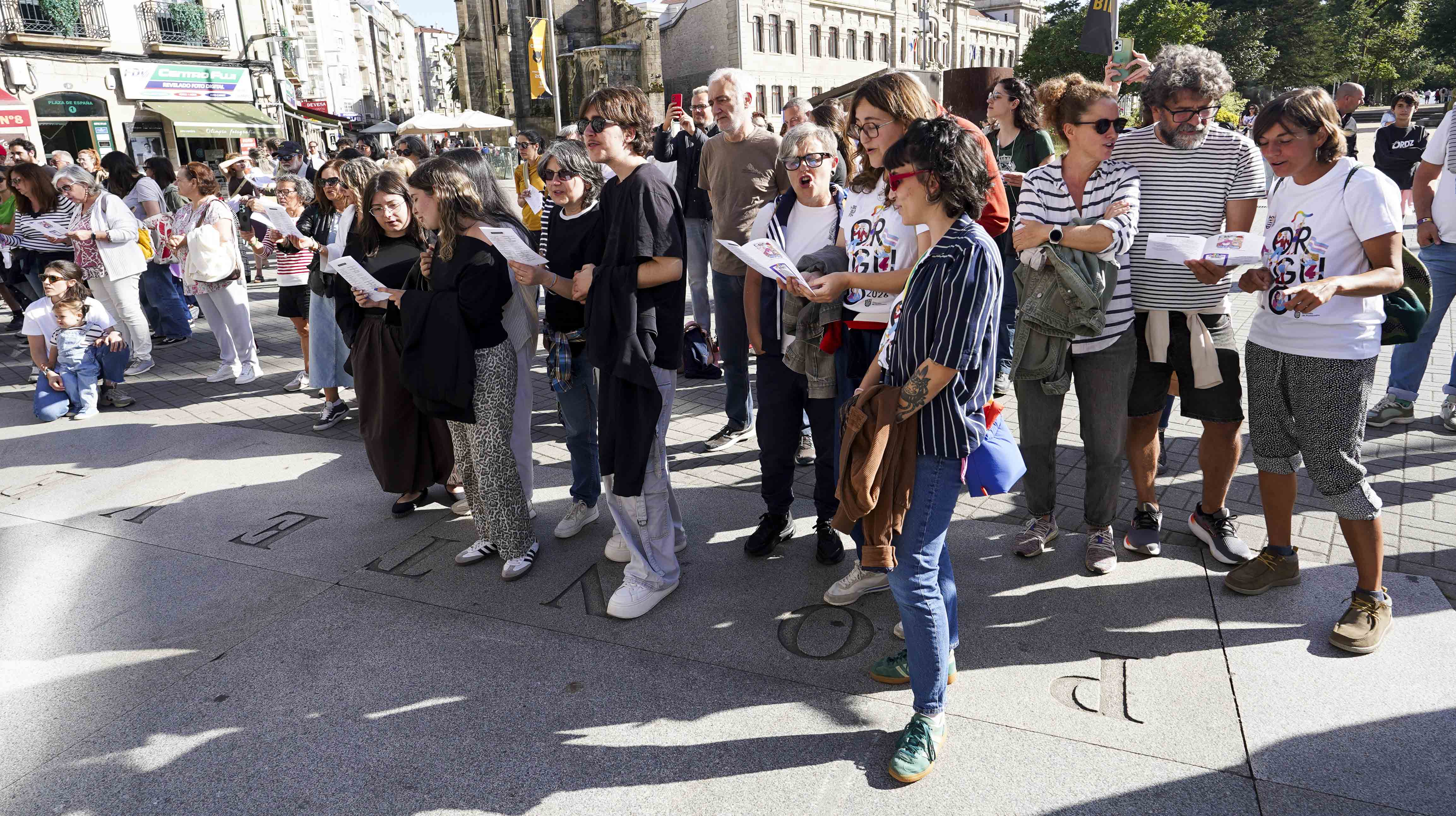Despliegue de la pancarta del Orgullo PTV+