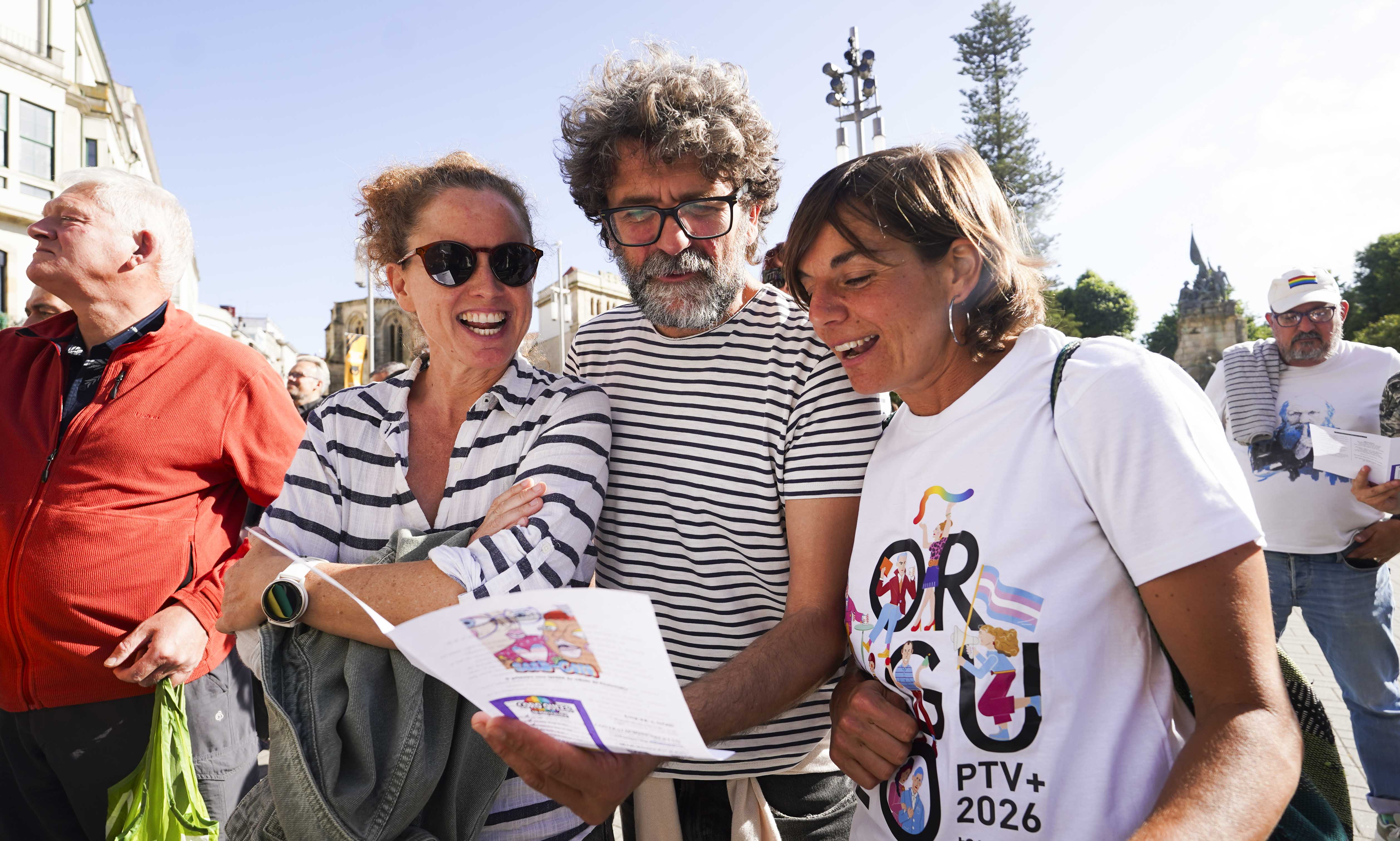 Despliegue de la pancarta del Orgullo PTV+