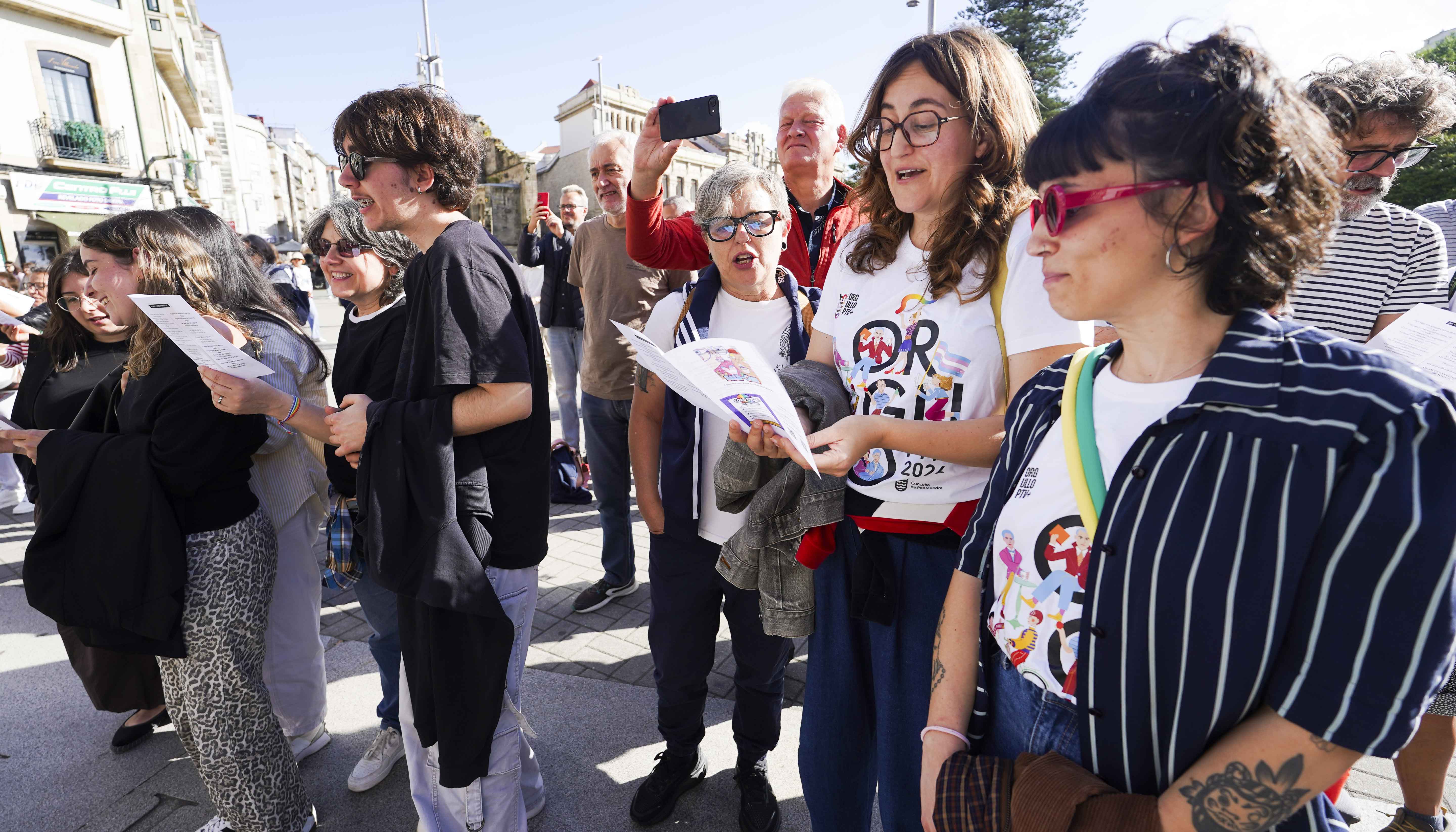 Despliegue de la pancarta del Orgullo PTV+