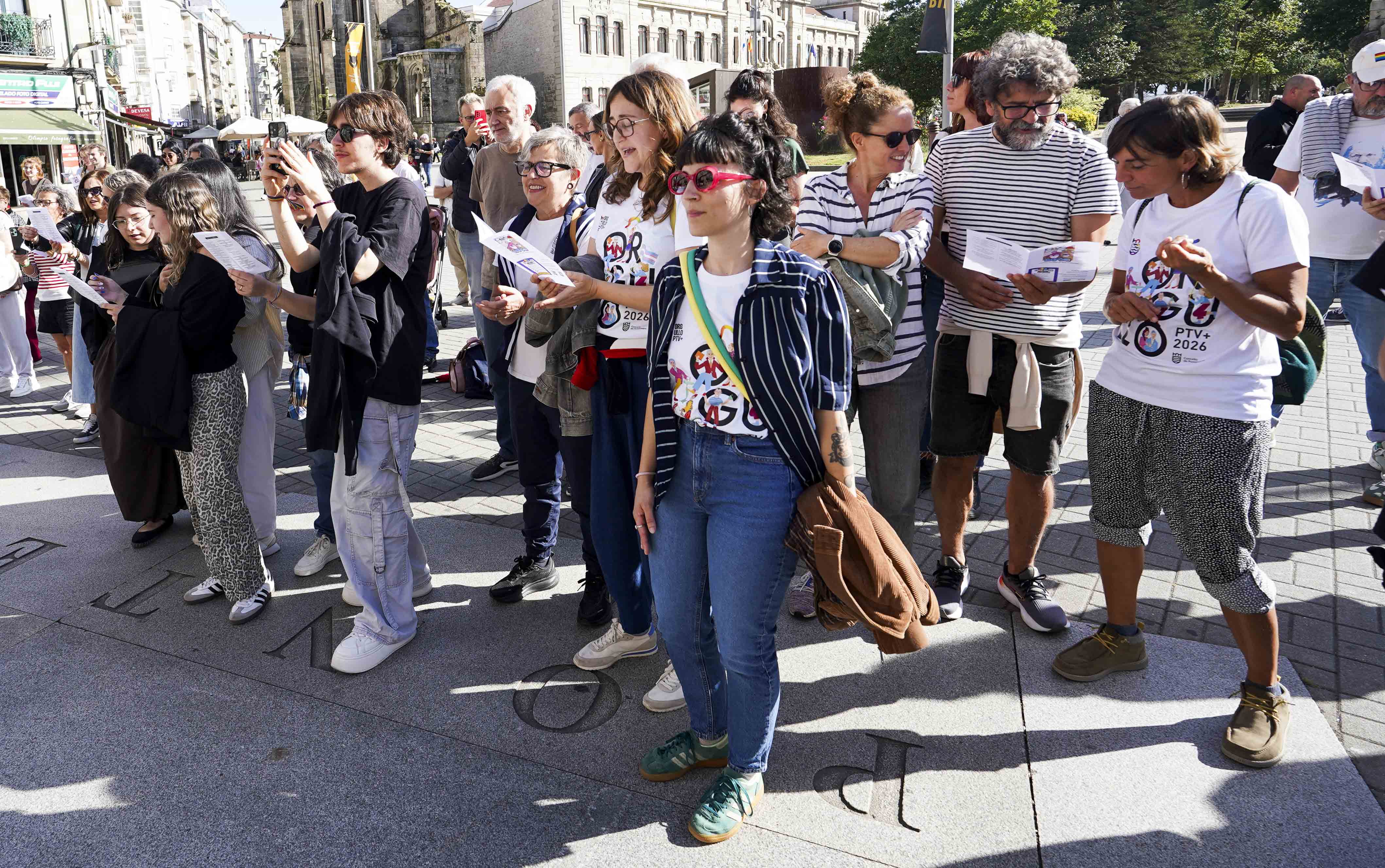 Despliegue de la pancarta del Orgullo PTV+