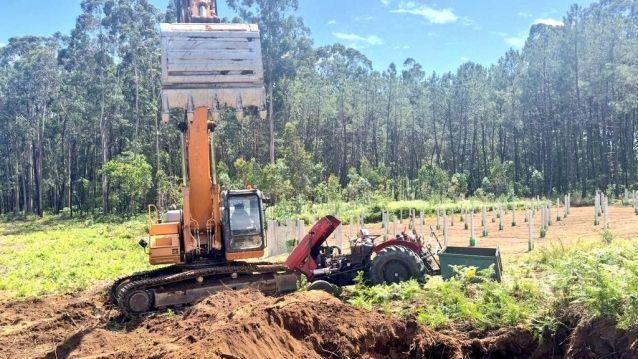 A pa escavadora e o vehículo agrícola