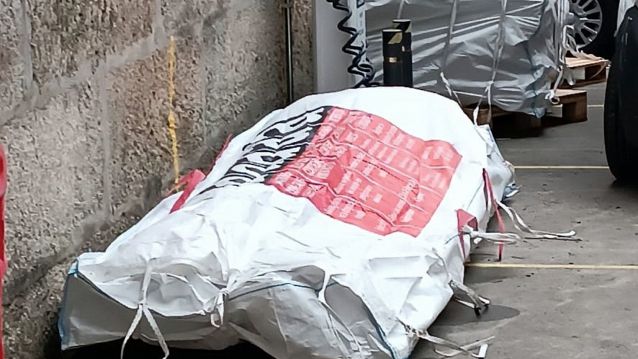 Amianto almacenado no aparcamento da Comisaría