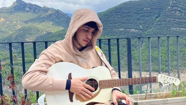 Toti Sanz con la guitarra