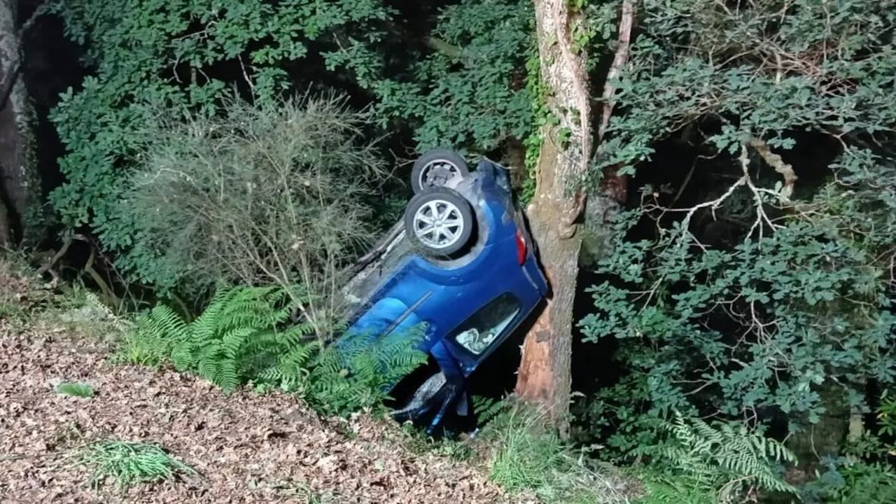Estado en el que quedó el coche accidentado en Ponte Caldelas