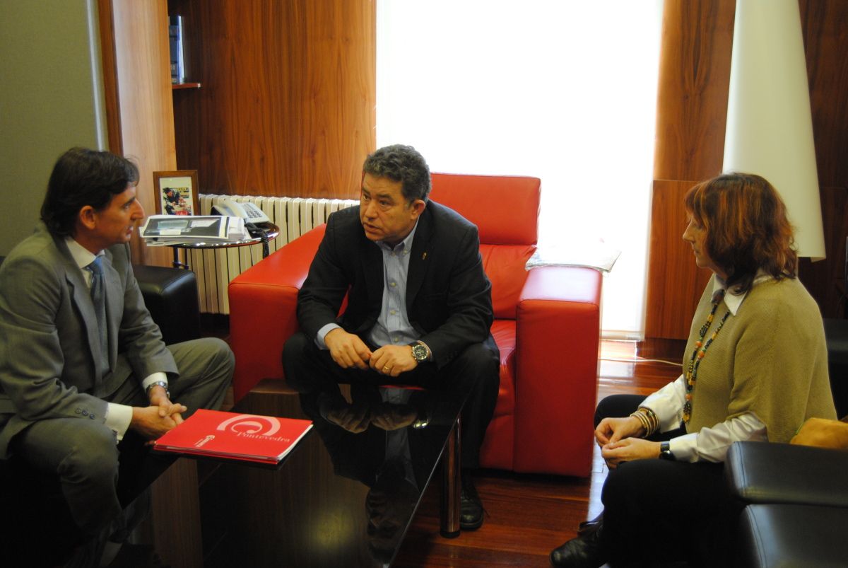 Eduardo Barros, reunido con Miguel Fernández Lores y Carlota Román en el Concello