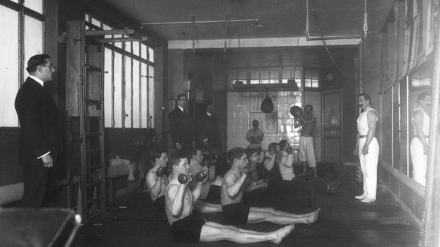 José Diéguez (a la derecha) dirigiendo una clase José Diéguez (a la derecha) dirigiendo una clase