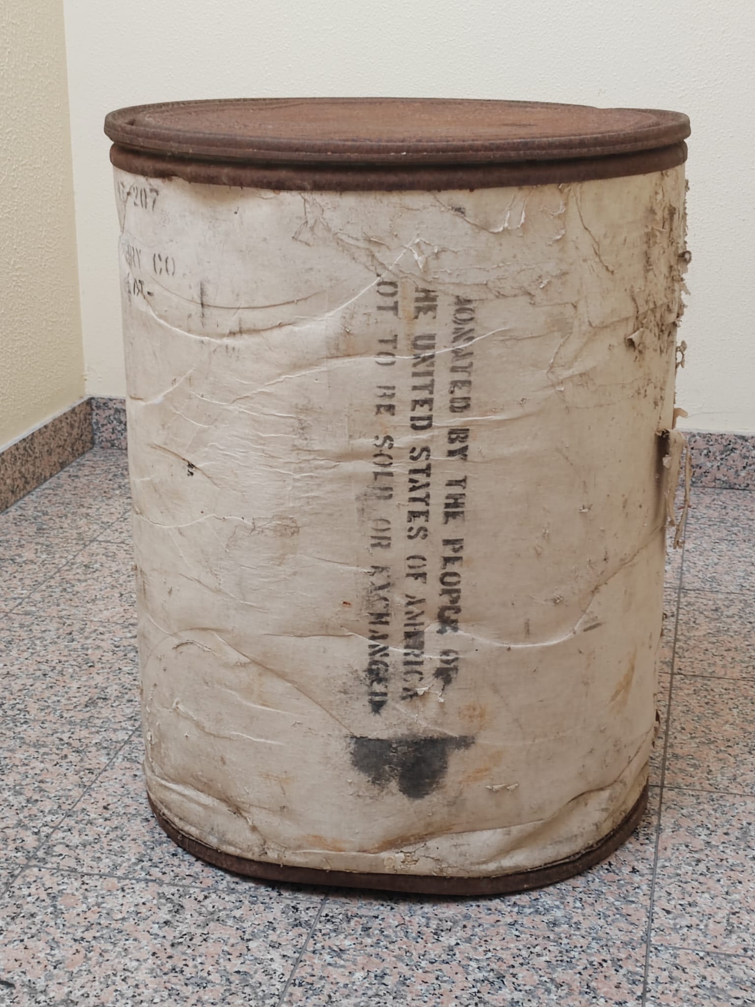 Bidón do leite en po americano conservado en Santa María de Sacos (Cotobade). Bidón do leite en po americano conservado en Santa María de Sacos (Cotobade).