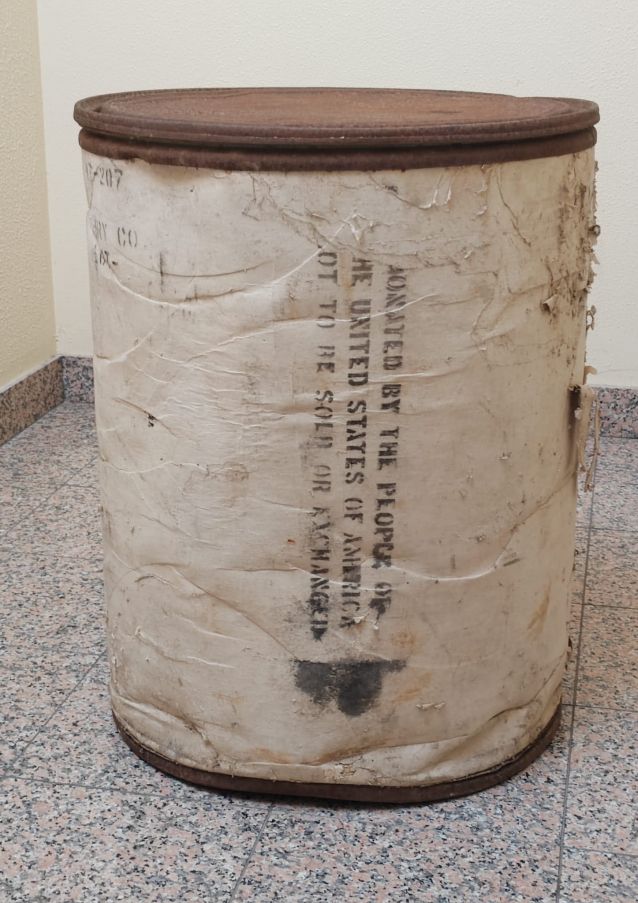 Bidón do leite en po americano conservado en Santa María de Sacos (Cotobade). Bidón do leite en po americano conservado en Santa María de Sacos (Cotobade).