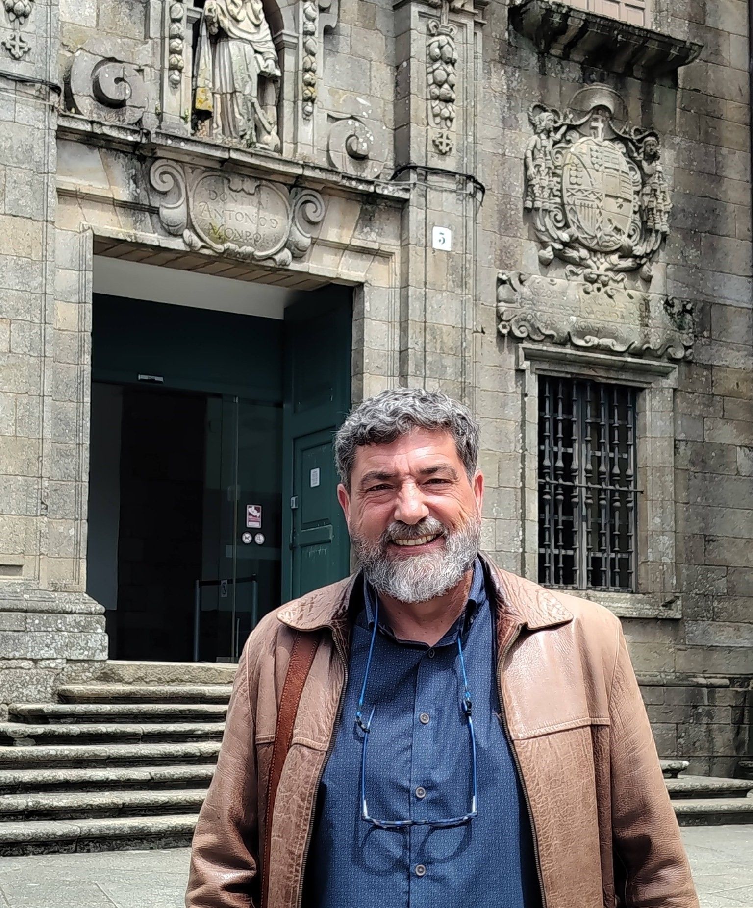 Diante da porta do Museo do Pobo Galego (foto H. Picallo). Diante da porta do Museo do Pobo Galego (foto H. Picallo).