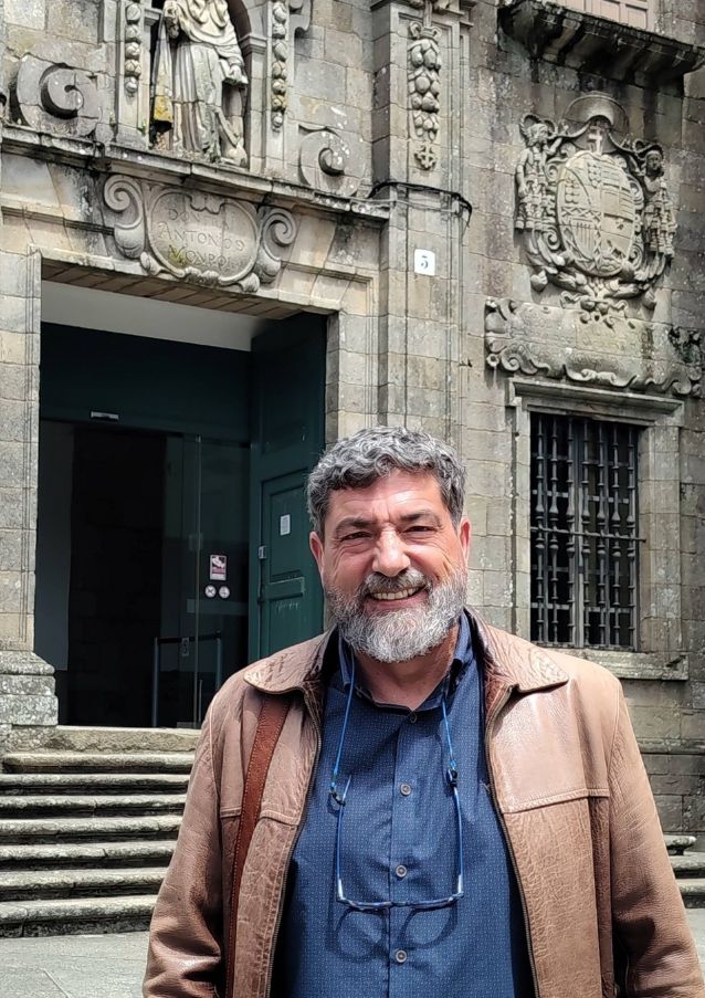 Diante da porta do Museo do Pobo Galego (foto H. Picallo). Diante da porta do Museo do Pobo Galego (foto H. Picallo).