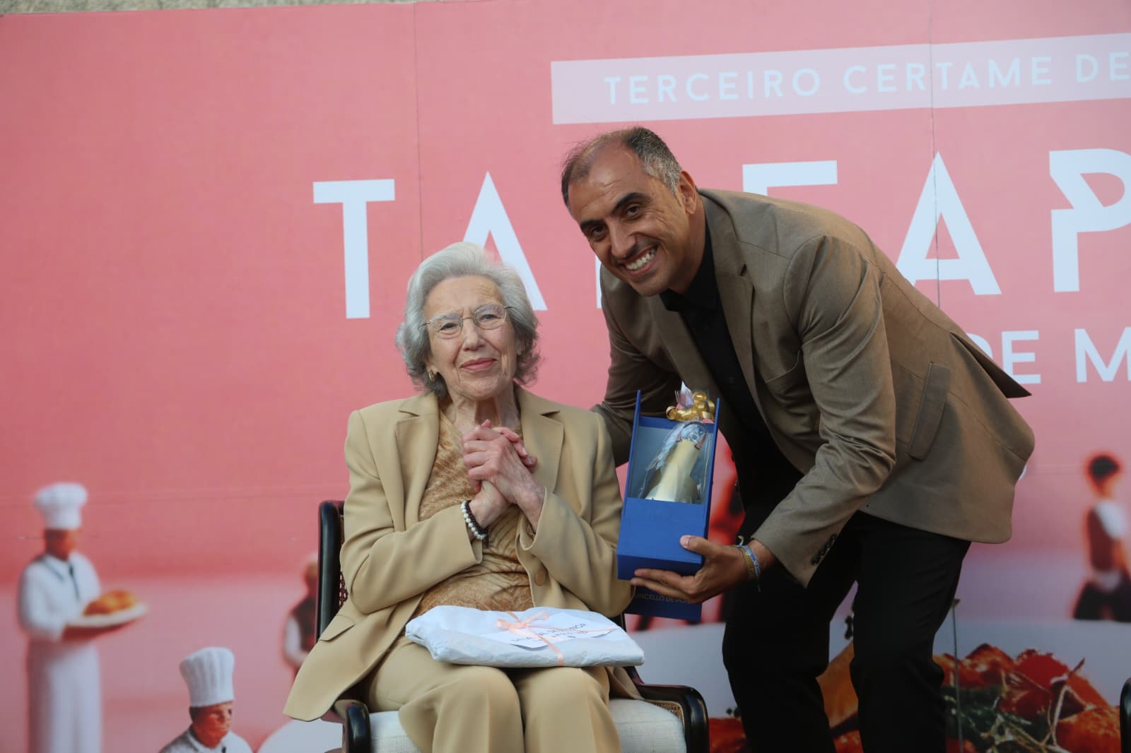 Entrega del I Delantal de Honra a Amelia González