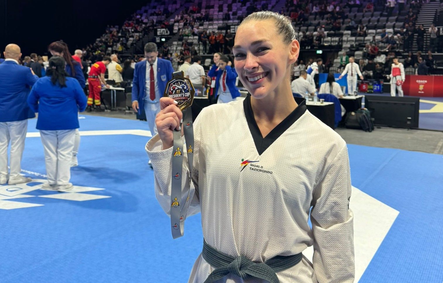 Arlet Ortiz, co ouro conseguido na President's Cup de taekwondo