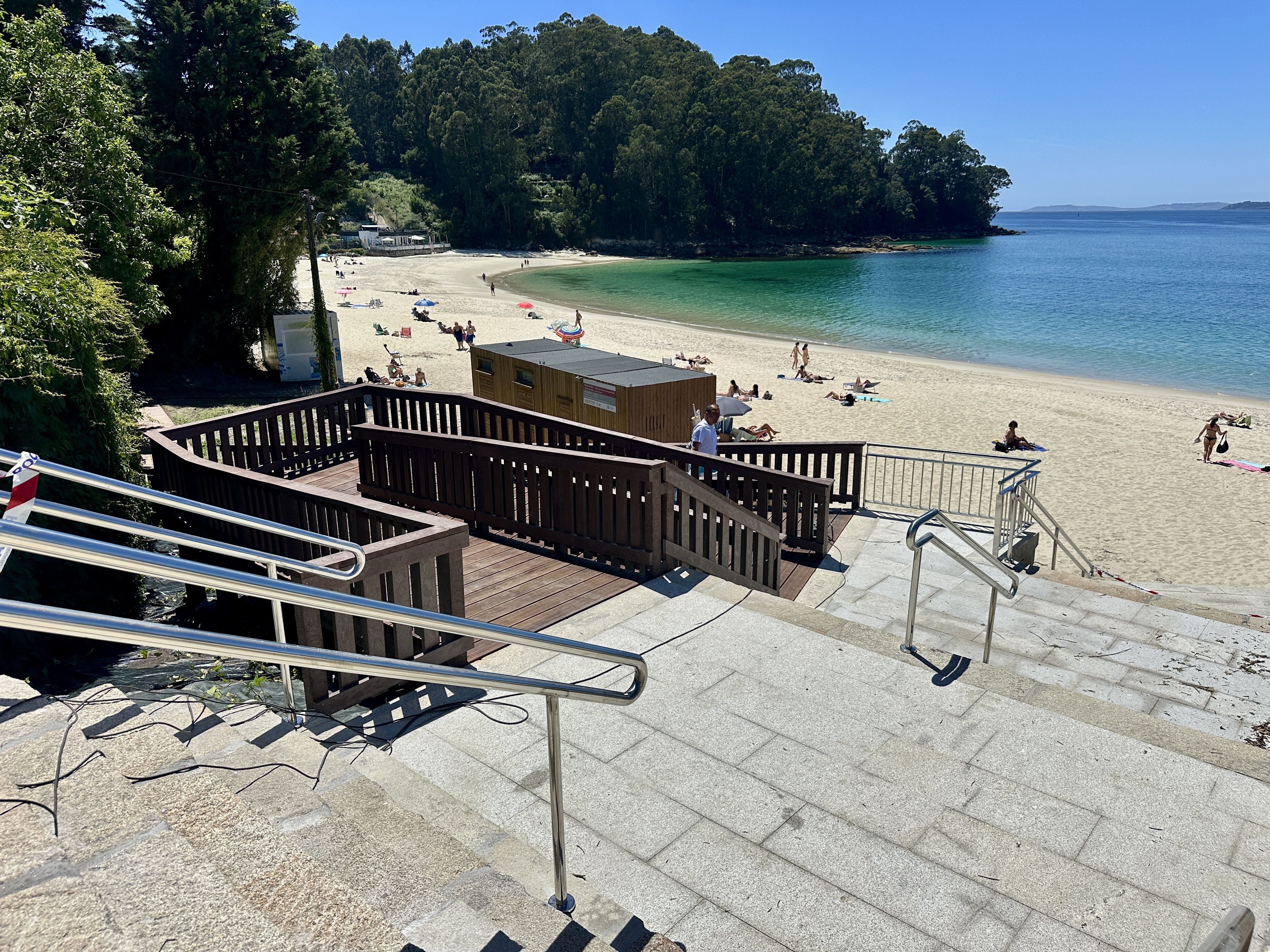 Nova pasarela de acceso á praia de Mogor