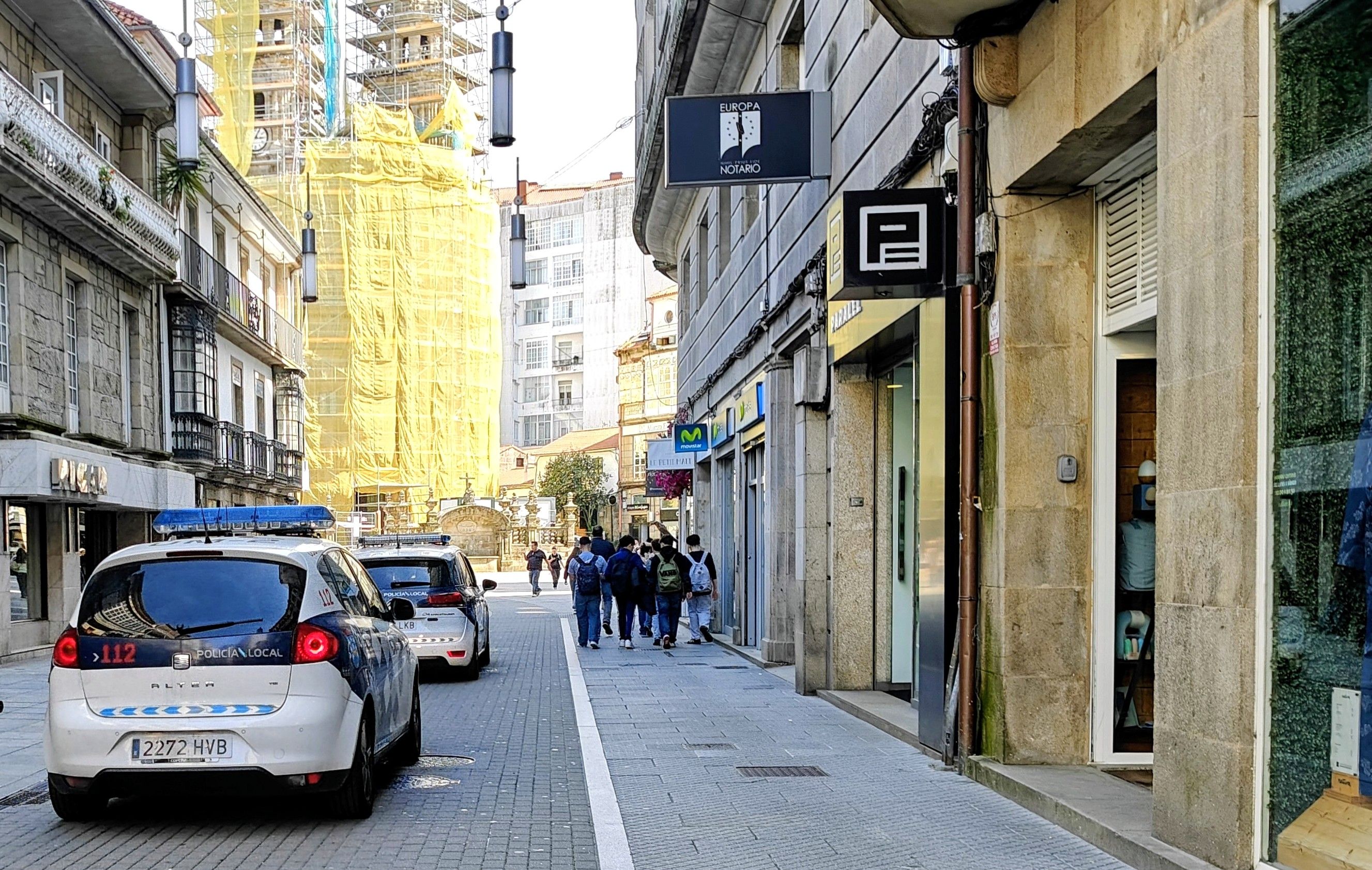 Coches da Policía Local percorrendo a rúa Michelena