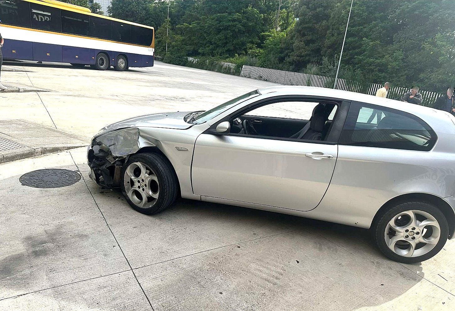 O segundo vehículo da fuxida na dársena da estación de autobuses de Pontevedra