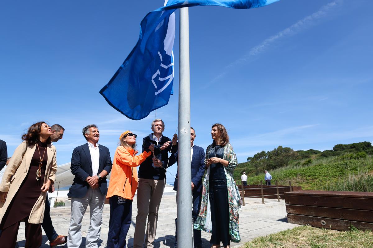 Izado dunha bandeira azul Izado dunha bandeira azul