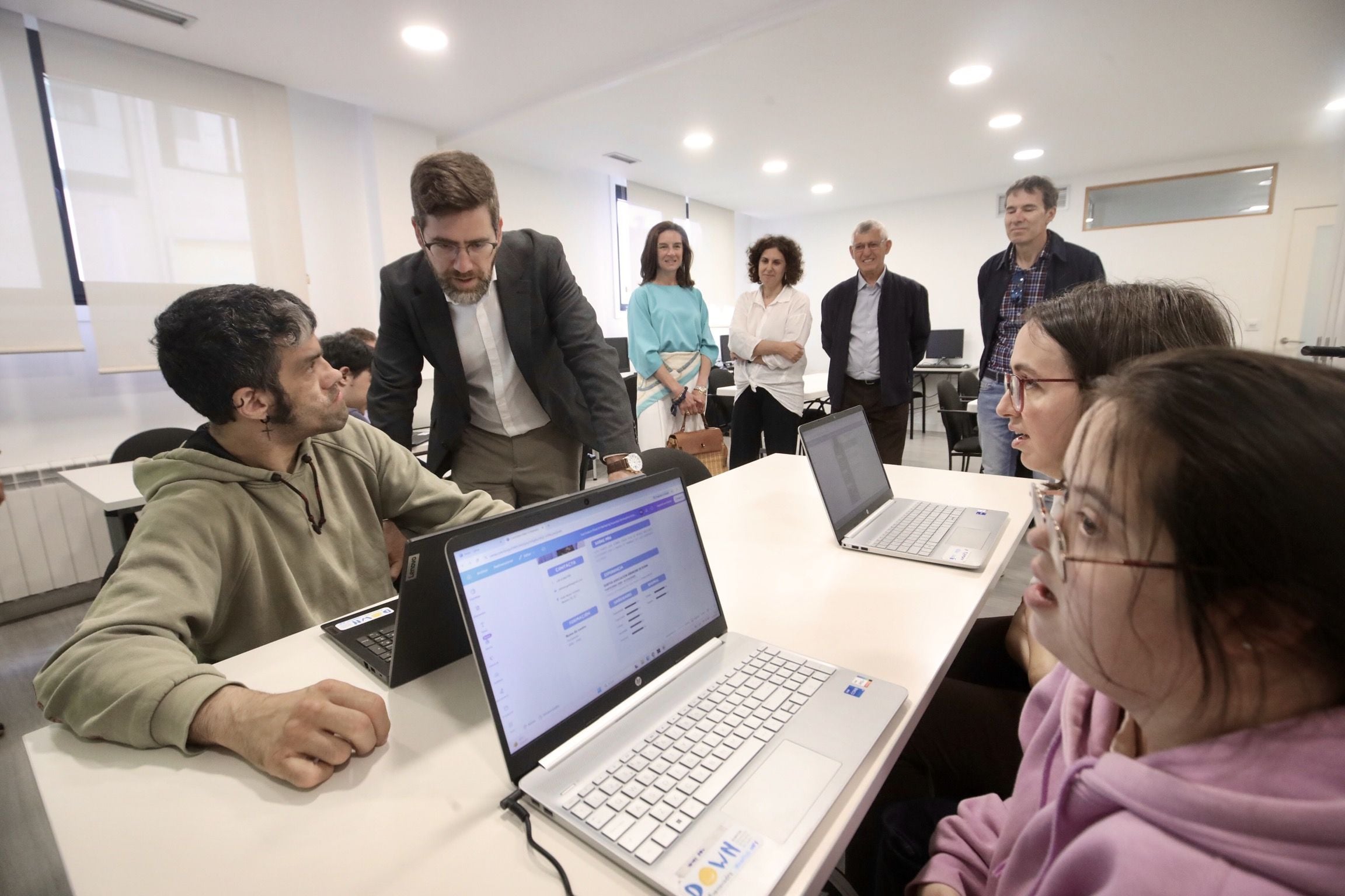 Visita de Pablo Fernández a la asociación Xuntos