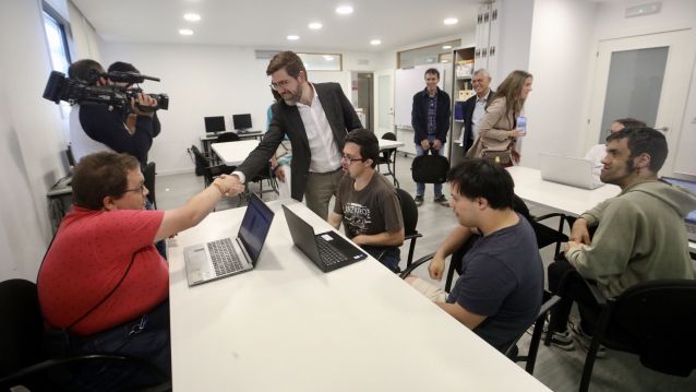 Visita de Pablo Fernández á asociación Xuntos
