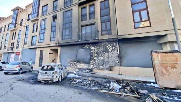 O turismo e os colectores de lixo quedaron completamente calcinados O turismo e os colectores de lixo quedaron completamente calcinados