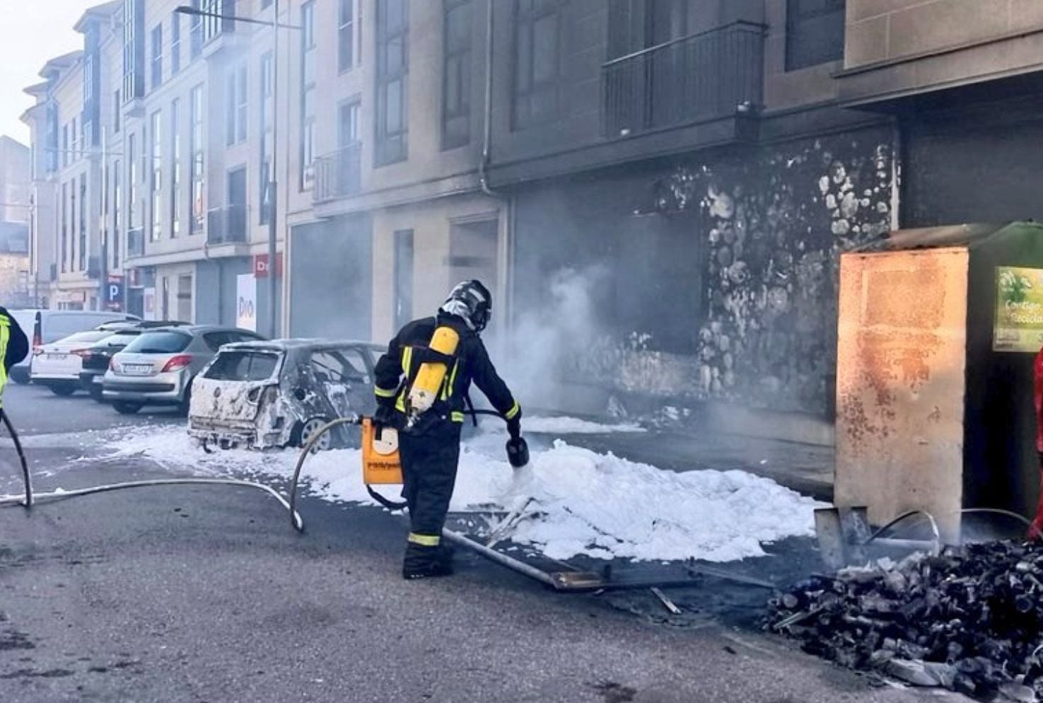 Trabajo de extinción del fuego en Cambados