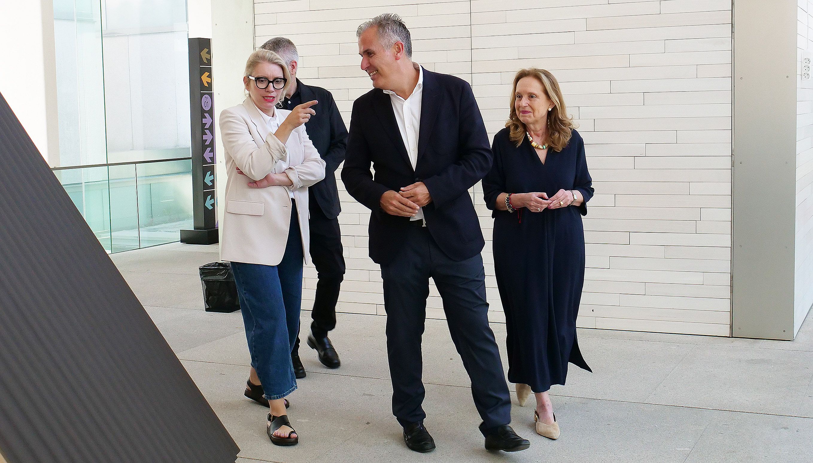 Ira Lombardía habla con Rafa Domínguez y con Ángeles Tilve en la visita al Museo de Pontevedra Ira Lombardía habla con Rafa Domínguez y con Ángeles Tilve en la visita al Museo de Pontevedra
