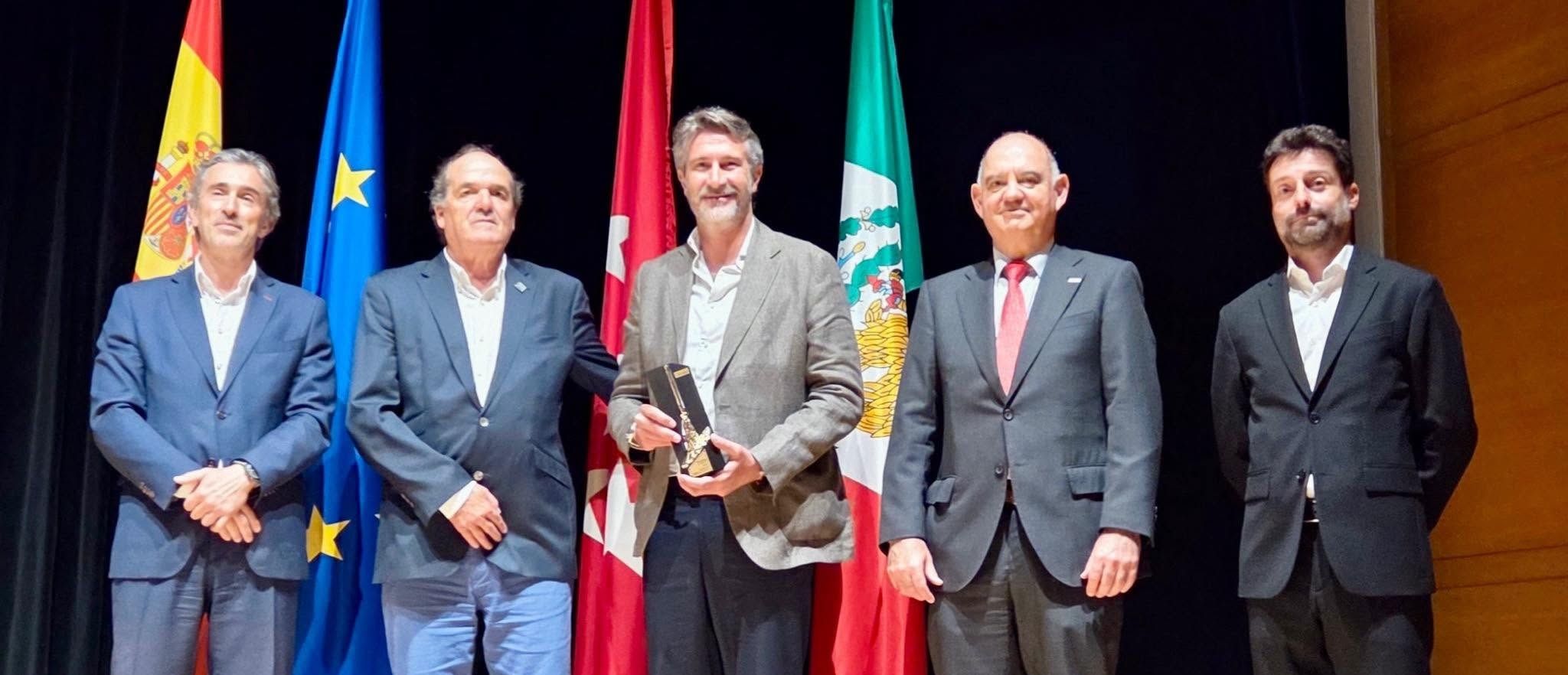 El alcalde de Vilagarcía recoge la Escoba de Oro