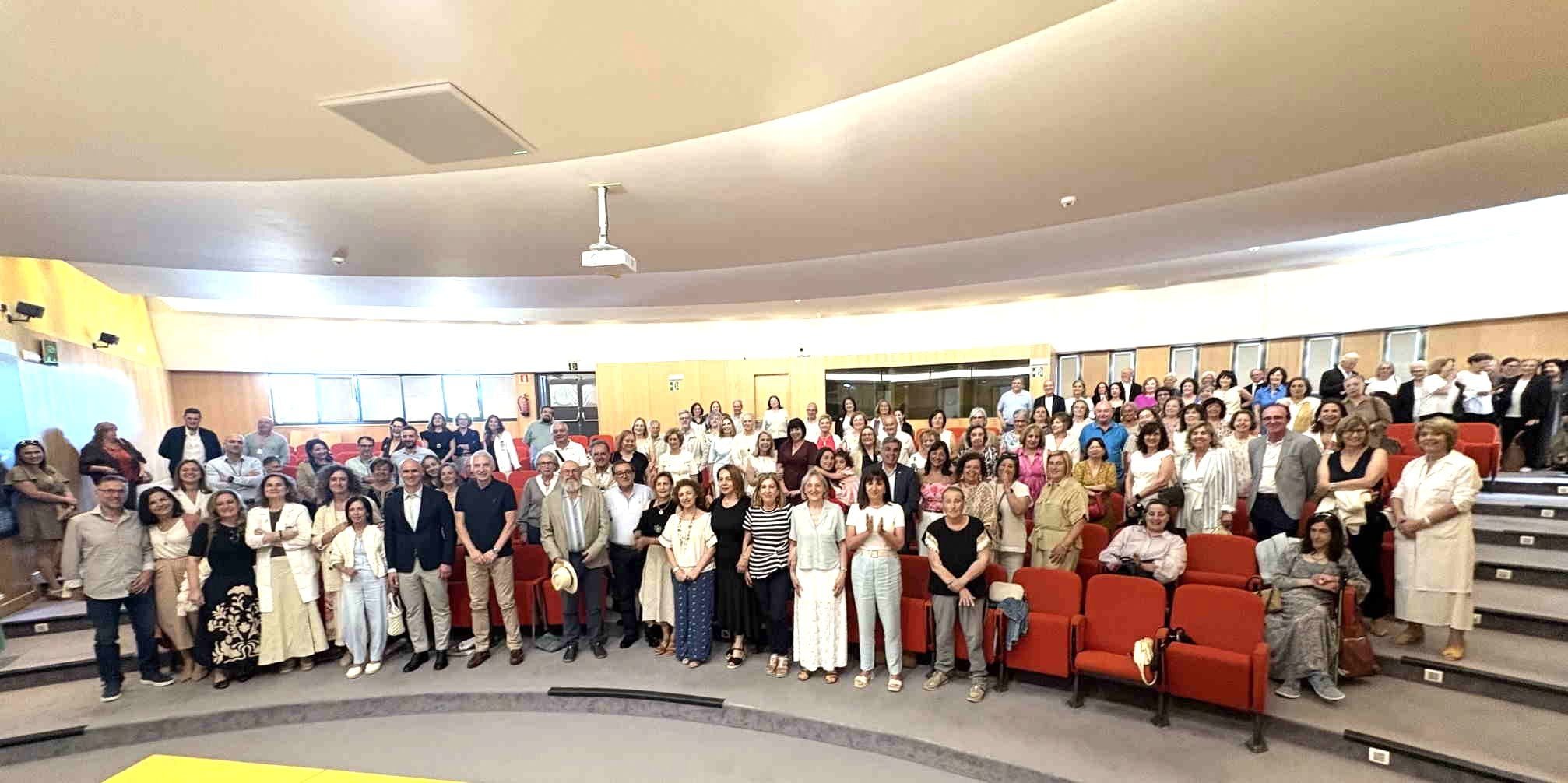 Foto grupal de profesionais homenaxeados na área sanitaria de Pontevedra e O Salnés